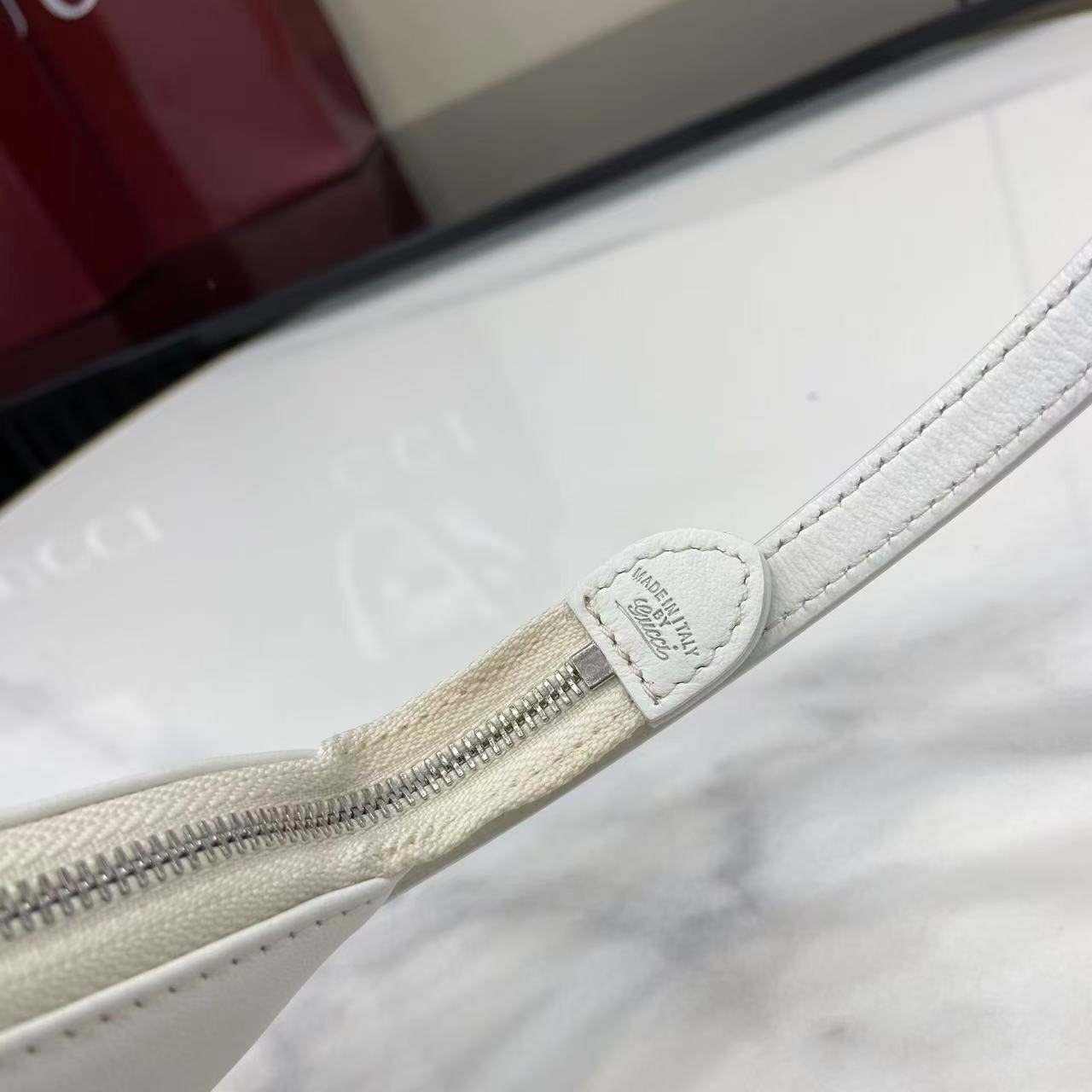 p490。《配全套原厂专柜包装》Gucci新系列杀疯了！Demna的设计眼光绝了
时装周黑马非Gucci莫属！Demna带来的&ldquo;La Famiglia&rdquo;系列，把Gucci的复古奢华玩出了新高度。
新品的每一处细节都透着设计师的巧思，经典元素被重新演绎后更具辨识度。
从日常腋下包到晚宴流苏包，风格跨度大却又统一得很高级。
白色皮革
棕色绵麻衬里
内部：1个拉链袋
型号：863406。
尺寸：22.5x12.5x3.5cm。
颜色：白色全皮。
意大利创作
