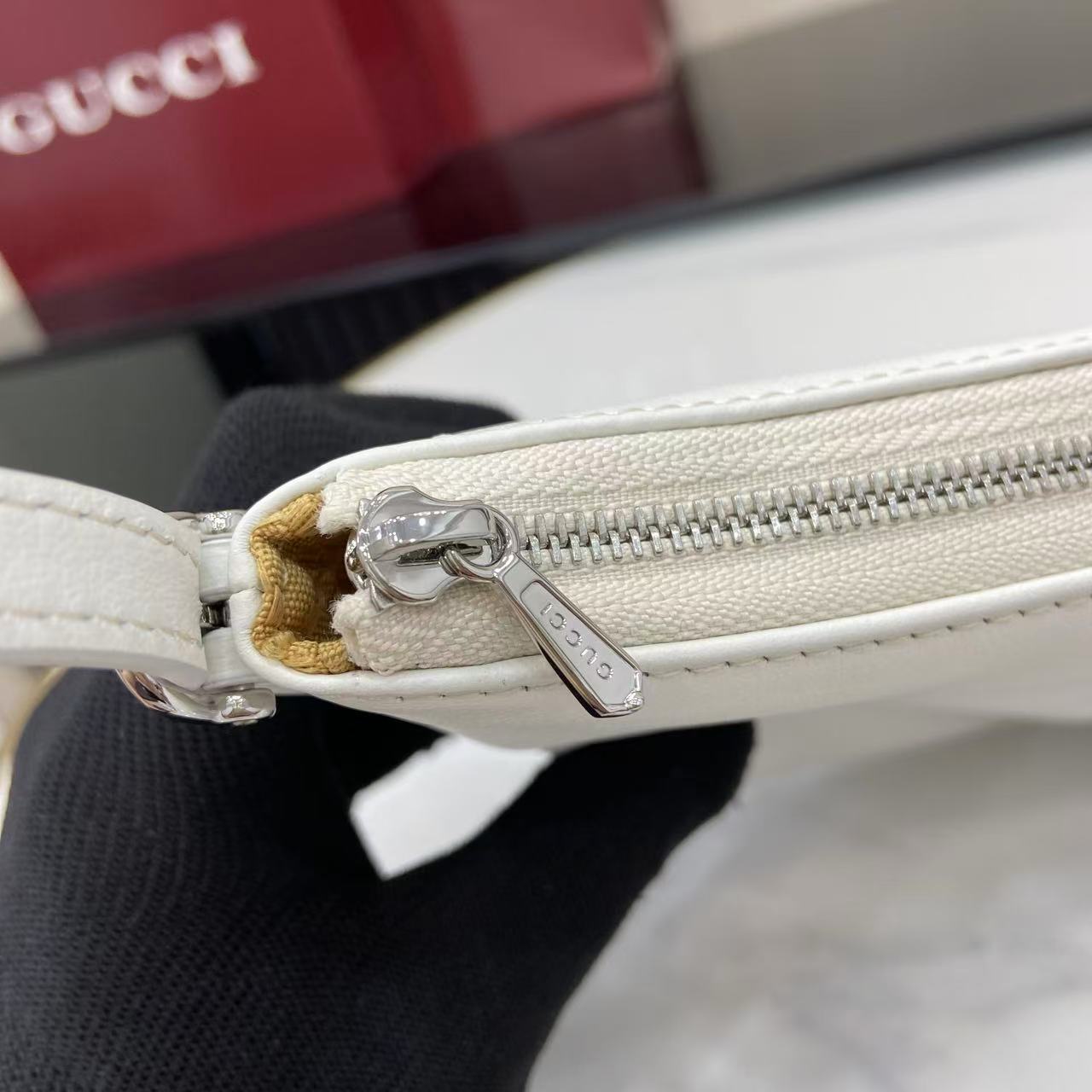 p490。《配全套原厂专柜包装》Gucci新系列杀疯了！Demna的设计眼光绝了
时装周黑马非Gucci莫属！Demna带来的&ldquo;La Famiglia&rdquo;系列，把Gucci的复古奢华玩出了新高度。
新品的每一处细节都透着设计师的巧思，经典元素被重新演绎后更具辨识度。
从日常腋下包到晚宴流苏包，风格跨度大却又统一得很高级。
白色皮革
棕色绵麻衬里
内部：1个拉链袋
型号：863406。
尺寸：22.5x12.5x3.5cm。
颜色：白色全皮。
意大利创作
