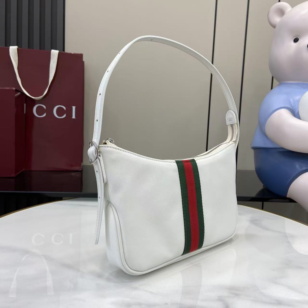 p490。《配全套原厂专柜包装》Gucci新系列杀疯了！Demna的设计眼光绝了
时装周黑马非Gucci莫属！Demna带来的&ldquo;La Famiglia&rdquo;系列，把Gucci的复古奢华玩出了新高度。
新品的每一处细节都透着设计师的巧思，经典元素被重新演绎后更具辨识度。
从日常腋下包到晚宴流苏包，风格跨度大却又统一得很高级。
白色皮革
棕色绵麻衬里
内部：1个拉链袋
型号：863406。
尺寸：22.5x12.5x3.5cm。
颜色：白色全皮。
意大利创作
