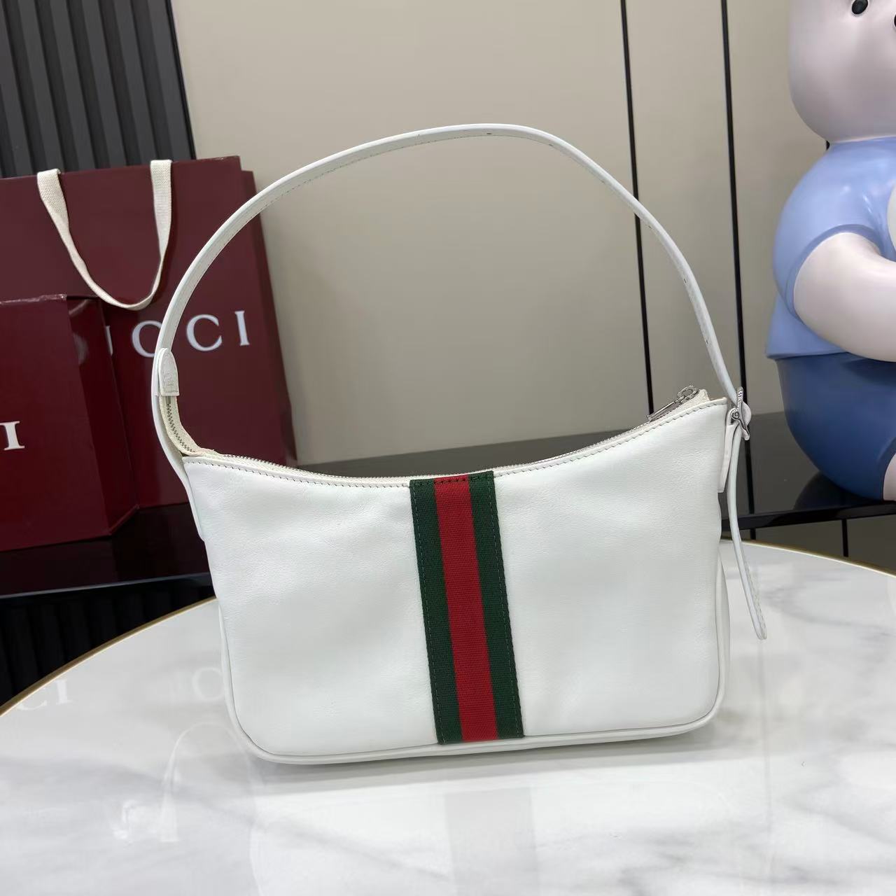 p490。《配全套原厂专柜包装》Gucci新系列杀疯了！Demna的设计眼光绝了
时装周黑马非Gucci莫属！Demna带来的&ldquo;La Famiglia&rdquo;系列，把Gucci的复古奢华玩出了新高度。
新品的每一处细节都透着设计师的巧思，经典元素被重新演绎后更具辨识度。
从日常腋下包到晚宴流苏包，风格跨度大却又统一得很高级。
白色皮革
棕色绵麻衬里
内部：1个拉链袋
型号：863406。
尺寸：22.5x12.5x3.5cm。
颜色：白色全皮。
意大利创作
