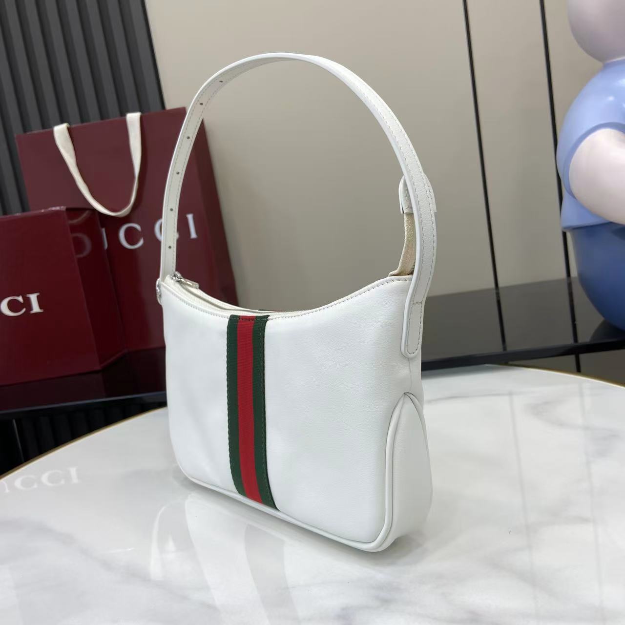 p490。《配全套原厂专柜包装》Gucci新系列杀疯了！Demna的设计眼光绝了
时装周黑马非Gucci莫属！Demna带来的&ldquo;La Famiglia&rdquo;系列，把Gucci的复古奢华玩出了新高度。
新品的每一处细节都透着设计师的巧思，经典元素被重新演绎后更具辨识度。
从日常腋下包到晚宴流苏包，风格跨度大却又统一得很高级。
白色皮革
棕色绵麻衬里
内部：1个拉链袋
型号：863406。
尺寸：22.5x12.5x3.5cm。
颜色：白色全皮。
意大利创作
