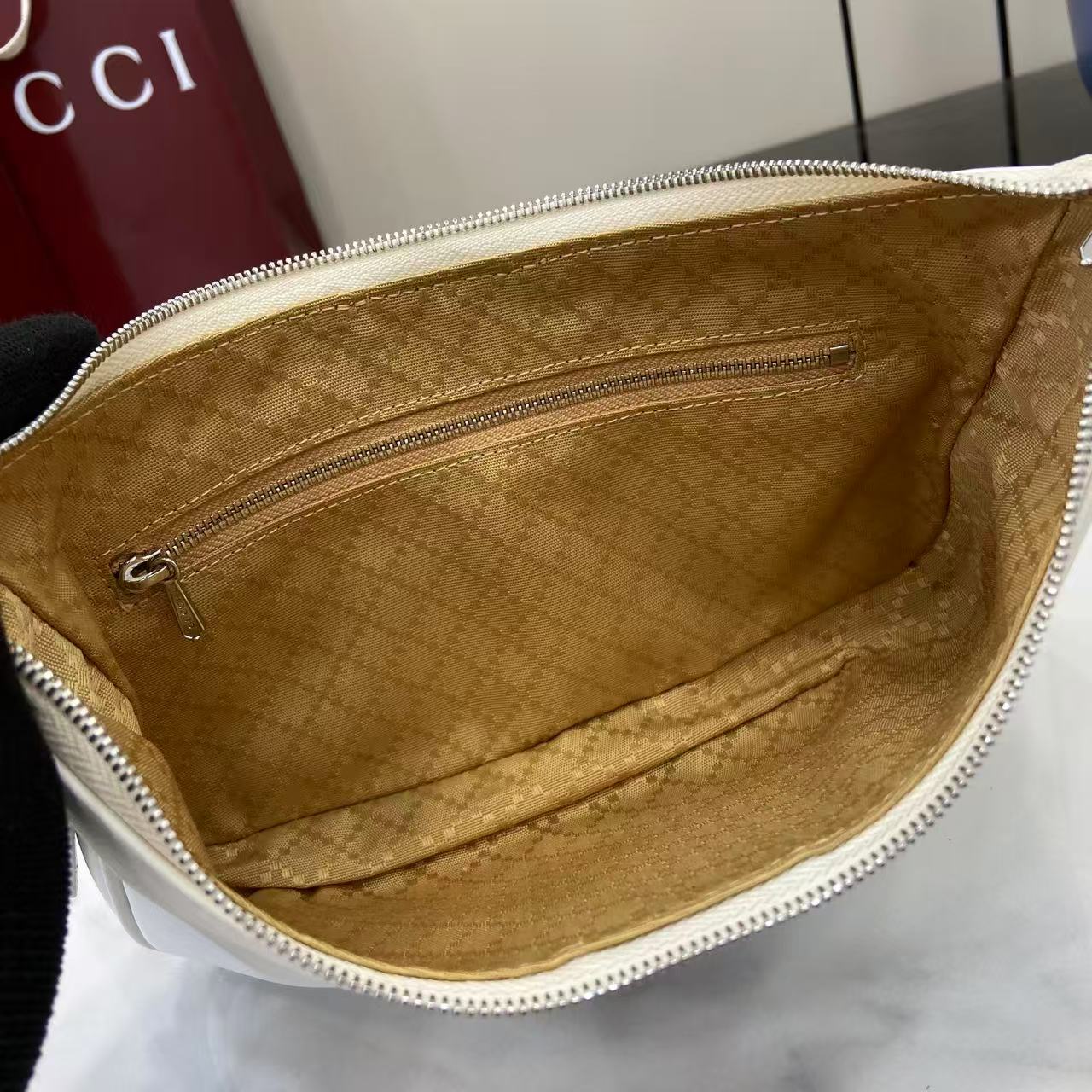 p490。《配全套原厂专柜包装》Gucci新系列杀疯了！Demna的设计眼光绝了
时装周黑马非Gucci莫属！Demna带来的&ldquo;La Famiglia&rdquo;系列，把Gucci的复古奢华玩出了新高度。
新品的每一处细节都透着设计师的巧思，经典元素被重新演绎后更具辨识度。
从日常腋下包到晚宴流苏包，风格跨度大却又统一得很高级。
白色皮革
棕色绵麻衬里
内部：1个拉链袋
型号：863406。
尺寸：22.5x12.5x3.5cm。
颜色：白色全皮。
意大利创作
