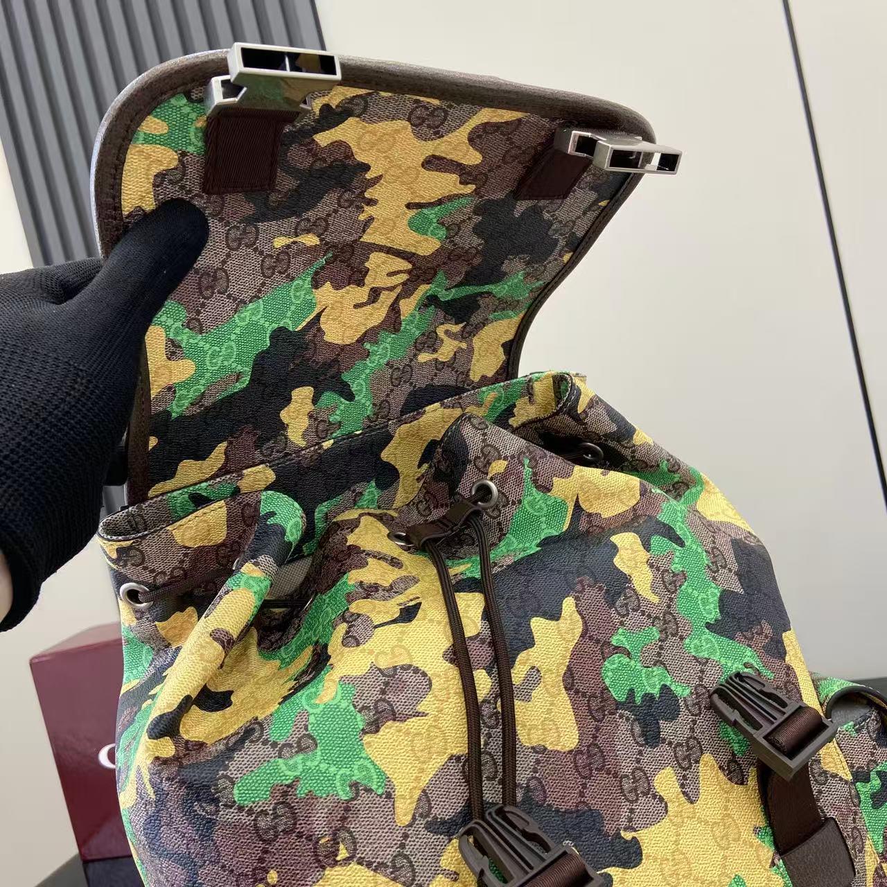 p660。《配全套原厂专柜包装》生动迷彩结合别致配色，焕新演绎经典GG图案。这款大号背包以大理石纹GG字母图案涂层织物打造，匠心融蕴双G细节。
绿色和黄色迷彩大理石纹GG字母图案涂层织物
棕色皮革滚边
钯金色调配件
原色棉麻衬里
双G
背面采用加衬网眼材质
帆布肩带
内部：1个带衬垫的笔记本电脑隔层
外部：2个翻盖侧袋
提手高：8.5厘米
翻盖开合
型号：839110。
尺寸：35厘米（宽）x 46厘米（高）x 12厘米（深）
重量：约1.4千克
颜色：啡棕/黄迷彩pvc。
意大利创作