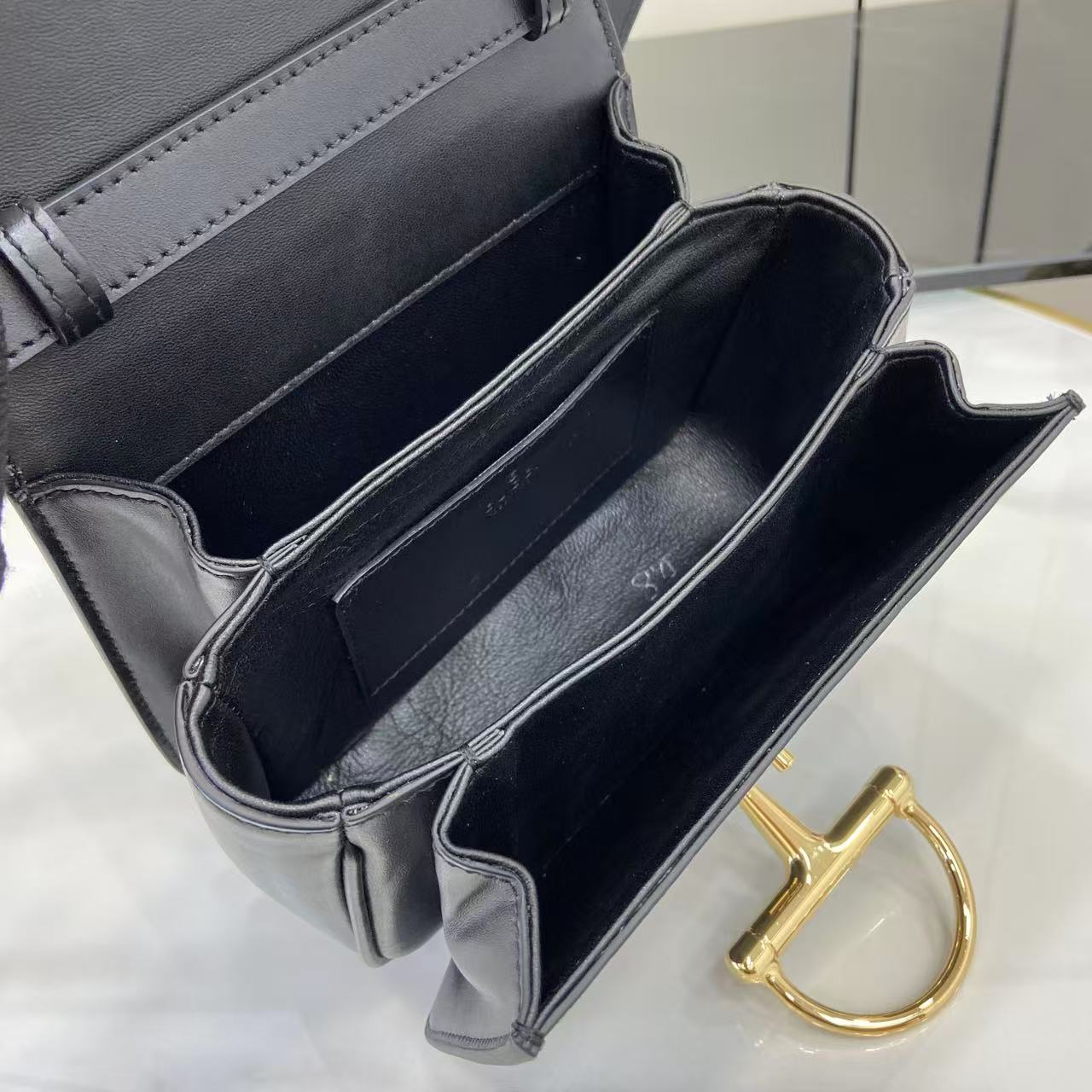 p750。《配全套原厂专柜包装》Gucci Siena系列焕新演绎品牌经典马衔扣元素，打造魅力手袋单品。这款手提包选用精细光面皮革匠心打造，挺括造型融蕴源自20世纪70年代的半马衔扣搭扣设计细节
黑色光面皮革
金色调配件
黑色皮革衬里
内部：3层接档，1个开口口袋
提手（6.5厘米高）
可拆卸可调节皮革肩带（高度：45厘米；长度：43厘米 - 47厘米）
半马衔扣造型按扣
型号：855536。
尺寸：19厘米（宽）x 13厘米（高）x 8.5厘米（深）
重量：约0.5千克
颜色：黑色全皮。