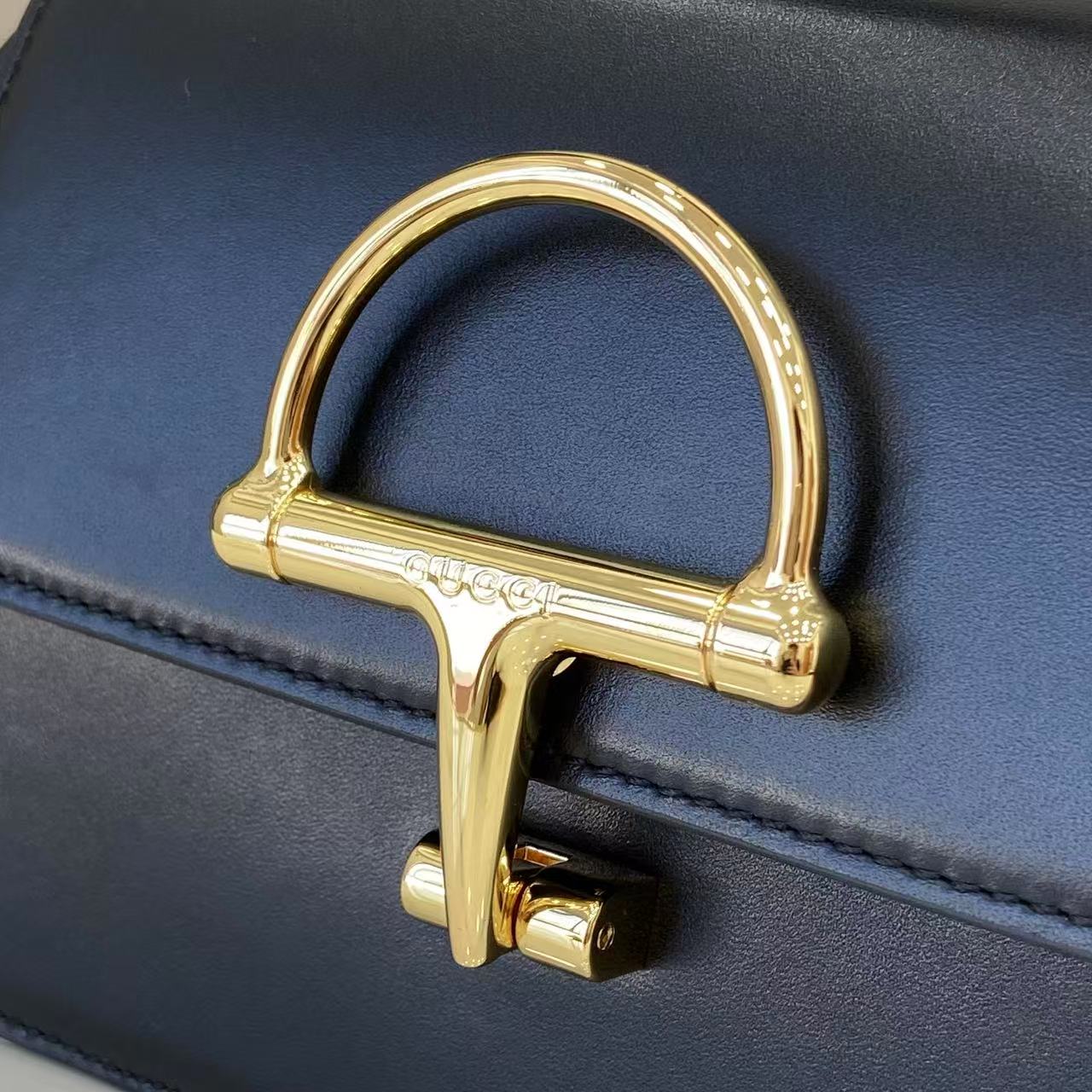 p750。《配全套原厂专柜包装》Gucci Siena系列焕新演绎品牌经典马衔扣元素，打造魅力手袋单品。这款手提包选用精细光面皮革匠心打造，挺括造型融蕴源自20世纪70年代的半马衔扣搭扣设计细节
黑色光面皮革
金色调配件
黑色皮革衬里
内部：3层接档，1个开口口袋
提手（6.5厘米高）
可拆卸可调节皮革肩带（高度：45厘米；长度：43厘米 - 47厘米）
半马衔扣造型按扣
型号：855536。
尺寸：19厘米（宽）x 13厘米（高）x 8.5厘米（深）
重量：约0.5千克
颜色：黑色全皮。