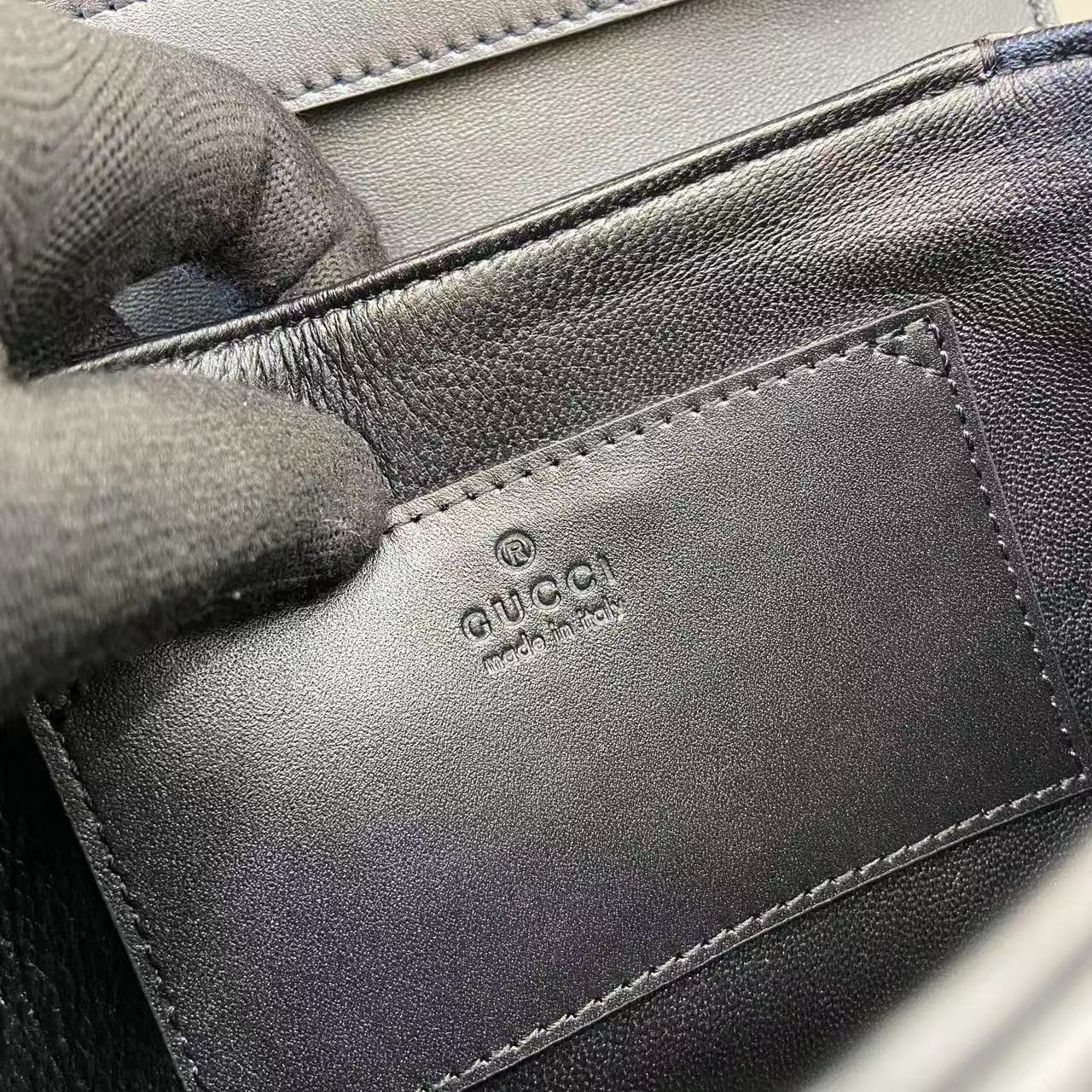 p750。《配全套原厂专柜包装》Gucci Siena系列焕新演绎品牌经典马衔扣元素，打造魅力手袋单品。这款手提包选用精细光面皮革匠心打造，挺括造型融蕴源自20世纪70年代的半马衔扣搭扣设计细节
黑色光面皮革
金色调配件
黑色皮革衬里
内部：3层接档，1个开口口袋
提手（6.5厘米高）
可拆卸可调节皮革肩带（高度：45厘米；长度：43厘米 - 47厘米）
半马衔扣造型按扣
型号：855536。
尺寸：19厘米（宽）x 13厘米（高）x 8.5厘米（深）
重量：约0.5千克
颜色：黑色全皮。