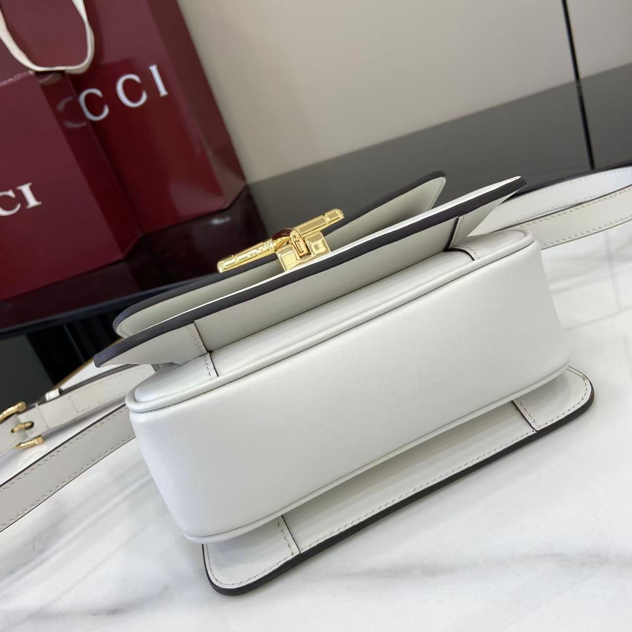 p750。《配全套原厂专柜包装》Gucci Siena系列焕新演绎品牌经典马衔扣元素，打造魅力手袋单品。这款手提包选用精细光面皮革匠心打造，挺括造型融蕴源自20世纪70年代的半马衔扣搭扣设计细节
白色光面皮革
金色调配件
白色皮革衬里
内部：3层接档，1个开口口袋
提手（6.5厘米高）
可拆卸可调节皮革肩带（高度：45厘米；长度：43厘米 - 47厘米）
半马衔扣造型按扣
型号：855536。
尺寸：19厘米（宽）x 13厘米（高）x 8.5厘米（深）
重量：约0.5千克
颜色：白色全皮。