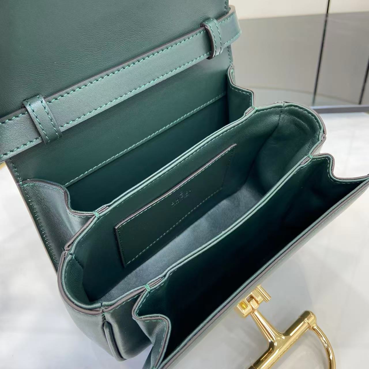 p750。《配全套原厂专柜包装》Gucci Siena系列焕新演绎品牌经典马衔扣元素，打造魅力手袋单品。这款手提包选用精细光面皮革匠心打造，挺括造型融蕴源自20世纪70年代的半马衔扣搭扣设计细节
绿色光面皮革
金色调配件
绿色皮革衬里
内部：3层接档，1个开口口袋
提手（6.5厘米高）
可拆卸可调节皮革肩带（高度：45厘米；长度：43厘米 - 47厘米）
半马衔扣造型按扣
型号：855536。
尺寸：19厘米（宽）x 13厘米（高）x 8.5厘米（深）
重量：约0.5千克
颜色：绿色全皮。