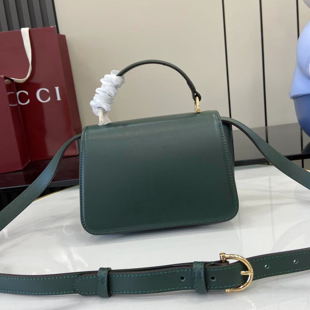 p750。《配全套原厂专柜包装》Gucci Siena系列焕新演绎品牌经典马衔扣元素，打造魅力手袋单品。这款手提包选用精细光面皮革匠心打造，挺括造型融蕴源自20世纪70年代的半马衔扣搭扣设计细节
绿色光面皮革
金色调配件
绿色皮革衬里
内部：3层接档，1个开口口袋
提手（6.5厘米高）
可拆卸可调节皮革肩带（高度：45厘米；长度：43厘米 - 47厘米）
半马衔扣造型按扣
型号：855536。
尺寸：19厘米（宽）x 13厘米（高）x 8.5厘米（深）
重量：约0.5千克
颜色：绿色全皮。