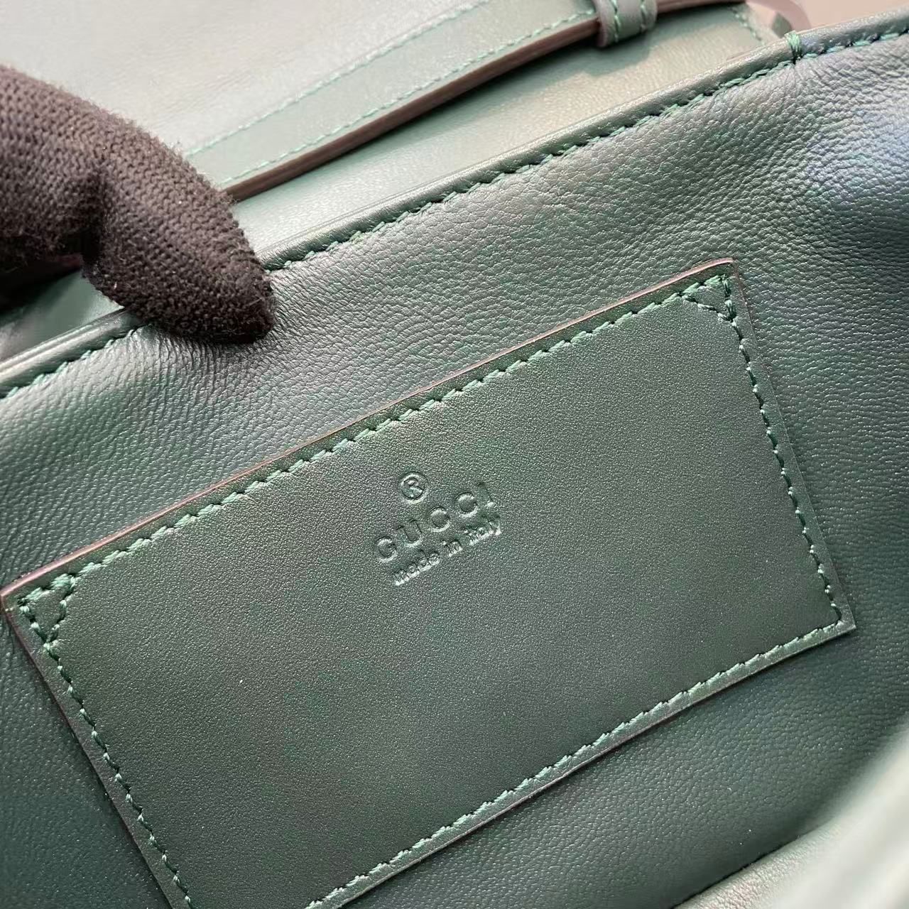 p750。《配全套原厂专柜包装》Gucci Siena系列焕新演绎品牌经典马衔扣元素，打造魅力手袋单品。这款手提包选用精细光面皮革匠心打造，挺括造型融蕴源自20世纪70年代的半马衔扣搭扣设计细节
绿色光面皮革
金色调配件
绿色皮革衬里
内部：3层接档，1个开口口袋
提手（6.5厘米高）
可拆卸可调节皮革肩带（高度：45厘米；长度：43厘米 - 47厘米）
半马衔扣造型按扣
型号：855536。
尺寸：19厘米（宽）x 13厘米（高）x 8.5厘米（深）
重量：约0.5千克
颜色：绿色全皮。