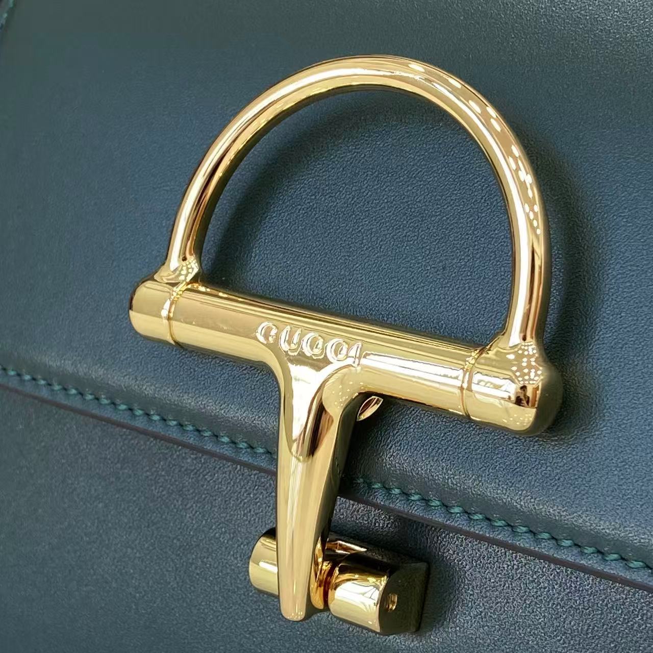 p750。《配全套原厂专柜包装》Gucci Siena系列焕新演绎品牌经典马衔扣元素，打造魅力手袋单品。这款手提包选用精细光面皮革匠心打造，挺括造型融蕴源自20世纪70年代的半马衔扣搭扣设计细节
绿色光面皮革
金色调配件
绿色皮革衬里
内部：3层接档，1个开口口袋
提手（6.5厘米高）
可拆卸可调节皮革肩带（高度：45厘米；长度：43厘米 - 47厘米）
半马衔扣造型按扣
型号：855536。
尺寸：19厘米（宽）x 13厘米（高）x 8.5厘米（深）
重量：约0.5千克
颜色：绿色全皮。