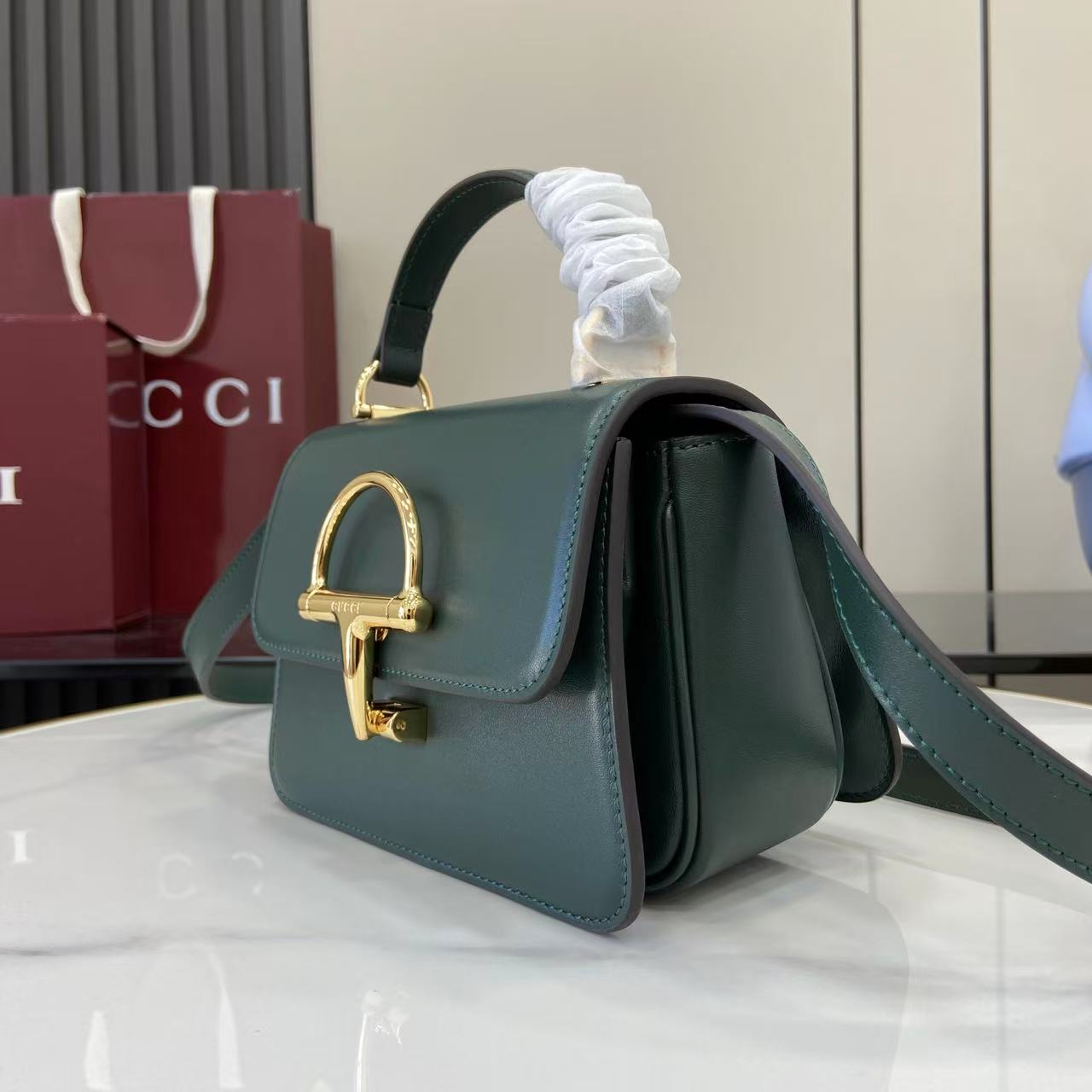 p750。《配全套原厂专柜包装》Gucci Siena系列焕新演绎品牌经典马衔扣元素，打造魅力手袋单品。这款手提包选用精细光面皮革匠心打造，挺括造型融蕴源自20世纪70年代的半马衔扣搭扣设计细节
绿色光面皮革
金色调配件
绿色皮革衬里
内部：3层接档，1个开口口袋
提手（6.5厘米高）
可拆卸可调节皮革肩带（高度：45厘米；长度：43厘米 - 47厘米）
半马衔扣造型按扣
型号：855536。
尺寸：19厘米（宽）x 13厘米（高）x 8.5厘米（深）
重量：约0.5千克
颜色：绿色全皮。