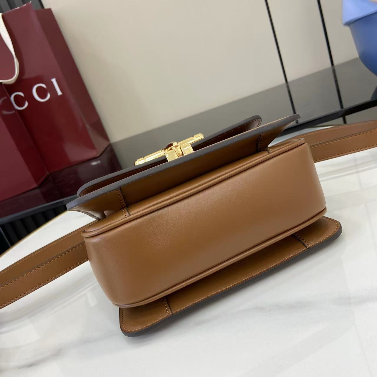 p750。《配全套原厂专柜包装》Gucci Siena系列焕新演绎品牌经典马衔扣元素，打造魅力手袋单品。这款手提包选用精细光面皮革匠心打造，挺括造型融蕴源自20世纪70年代的半马衔扣搭扣设计细节
棕色光面皮革
金色调配件
棕色皮革衬里
内部：3层接档，1个开口口袋
提手（6.5厘米高）
可拆卸可调节皮革肩带（高度：45厘米；长度：43厘米 - 47厘米）
半马衔扣造型按扣
型号：855536。
尺寸：19厘米（宽）x 13厘米（高）x 8.5厘米（深）
重量：约0.5千克
颜色：棕色全皮。