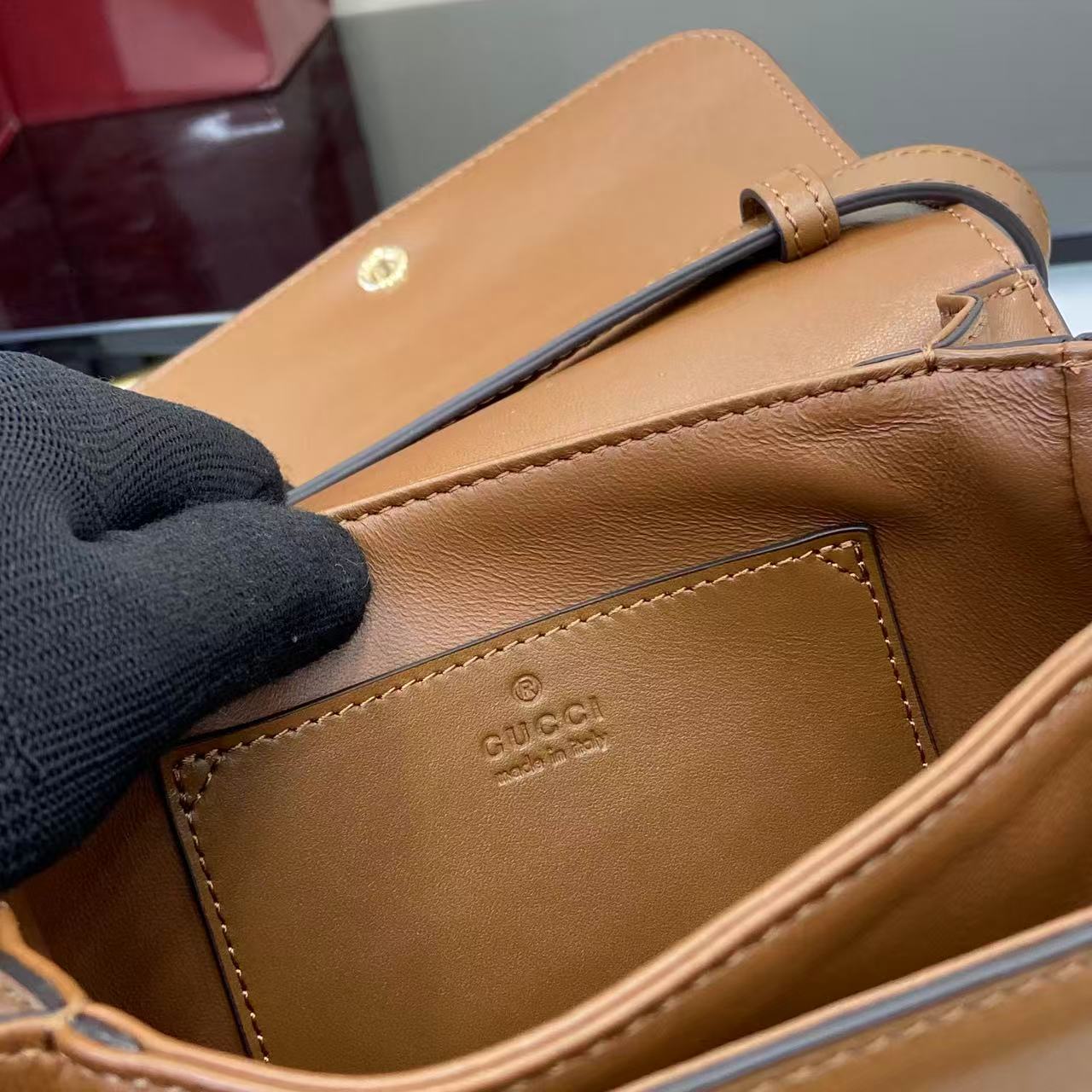 p750。《配全套原厂专柜包装》Gucci Siena系列焕新演绎品牌经典马衔扣元素，打造魅力手袋单品。这款手提包选用精细光面皮革匠心打造，挺括造型融蕴源自20世纪70年代的半马衔扣搭扣设计细节
棕色光面皮革
金色调配件
棕色皮革衬里
内部：3层接档，1个开口口袋
提手（6.5厘米高）
可拆卸可调节皮革肩带（高度：45厘米；长度：43厘米 - 47厘米）
半马衔扣造型按扣
型号：855536。
尺寸：19厘米（宽）x 13厘米（高）x 8.5厘米（深）
重量：约0.5千克
颜色：棕色全皮。