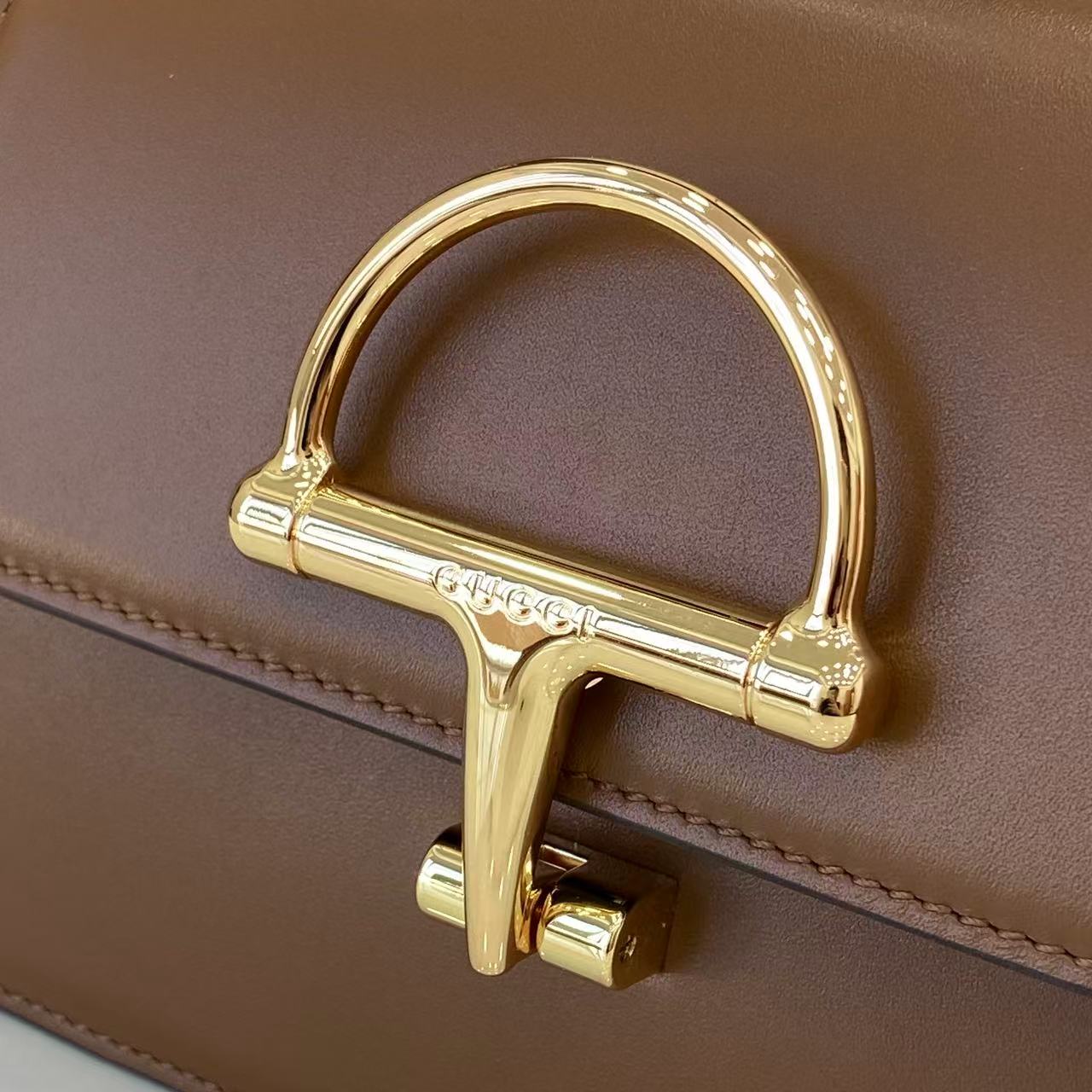 p750。《配全套原厂专柜包装》Gucci Siena系列焕新演绎品牌经典马衔扣元素，打造魅力手袋单品。这款手提包选用精细光面皮革匠心打造，挺括造型融蕴源自20世纪70年代的半马衔扣搭扣设计细节
棕色光面皮革
金色调配件
棕色皮革衬里
内部：3层接档，1个开口口袋
提手（6.5厘米高）
可拆卸可调节皮革肩带（高度：45厘米；长度：43厘米 - 47厘米）
半马衔扣造型按扣
型号：855536。
尺寸：19厘米（宽）x 13厘米（高）x 8.5厘米（深）
重量：约0.5千克
颜色：棕色全皮。