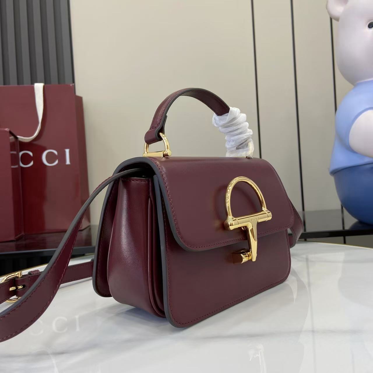 p750。《配全套原厂专柜包装》Gucci Siena系列焕新演绎品牌经典马衔扣元素，打造魅力手袋单品。这款手提包选用精细光面皮革匠心打造，挺括造型融蕴源自20世纪70年代的半马衔扣搭扣设计细节
安可拉红色光面皮革
金色调配件
安可拉红色皮革衬里
内部：3层接档，1个开口口袋
提手（6.5厘米高）
可拆卸可调节皮革肩带（高度：45厘米；长度：43厘米 - 47厘米）
半马衔扣造型按扣
型号：855536。
尺寸：19厘米（宽）x 13厘米（高）x 8.5厘米（深）
重量：约0.5千克
颜色：安可拉红色全皮。