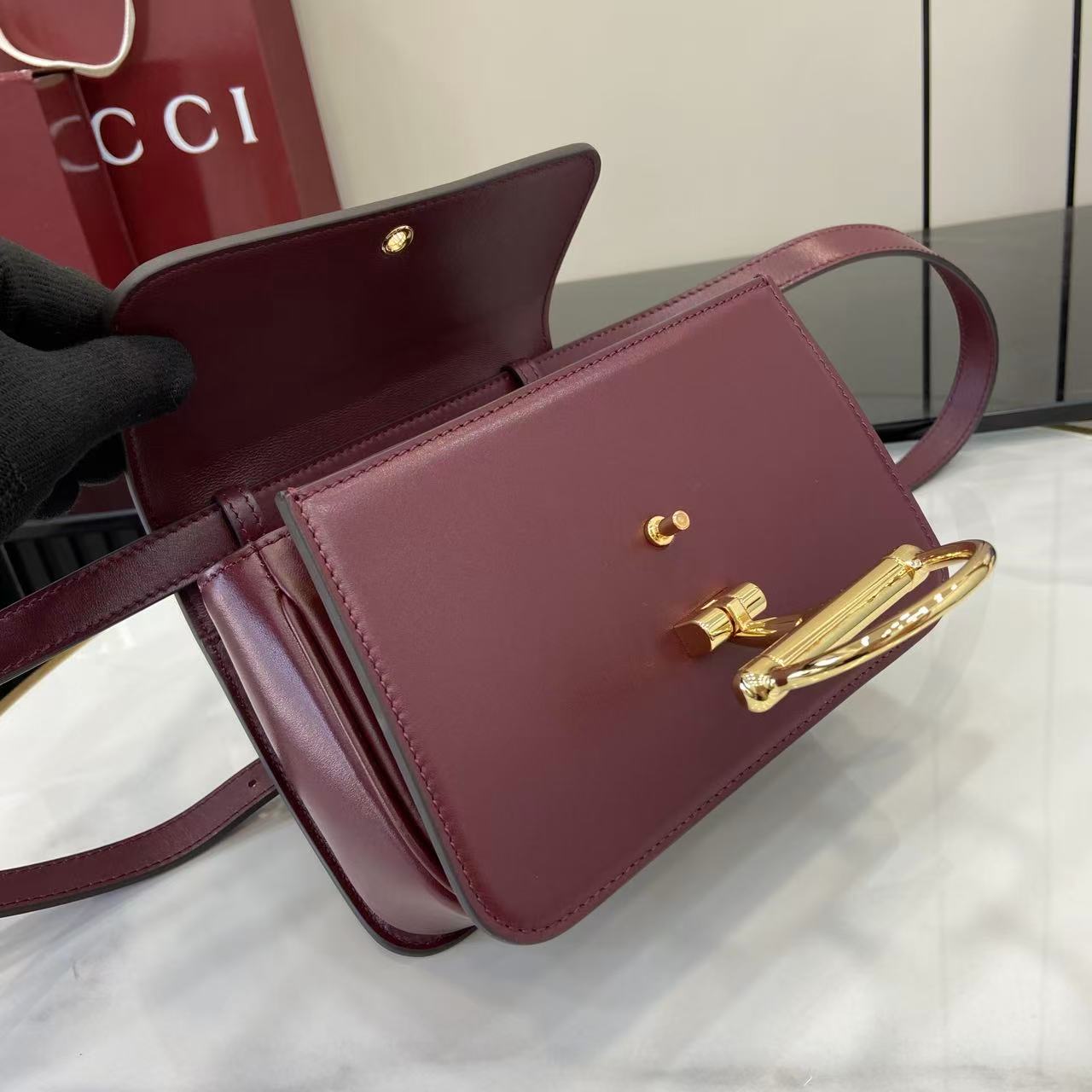 p750。《配全套原厂专柜包装》Gucci Siena系列焕新演绎品牌经典马衔扣元素，打造魅力手袋单品。这款手提包选用精细光面皮革匠心打造，挺括造型融蕴源自20世纪70年代的半马衔扣搭扣设计细节
安可拉红色光面皮革
金色调配件
安可拉红色皮革衬里
内部：3层接档，1个开口口袋
提手（6.5厘米高）
可拆卸可调节皮革肩带（高度：45厘米；长度：43厘米 - 47厘米）
半马衔扣造型按扣
型号：855536。
尺寸：19厘米（宽）x 13厘米（高）x 8.5厘米（深）
重量：约0.5千克
颜色：安可拉红色全皮。