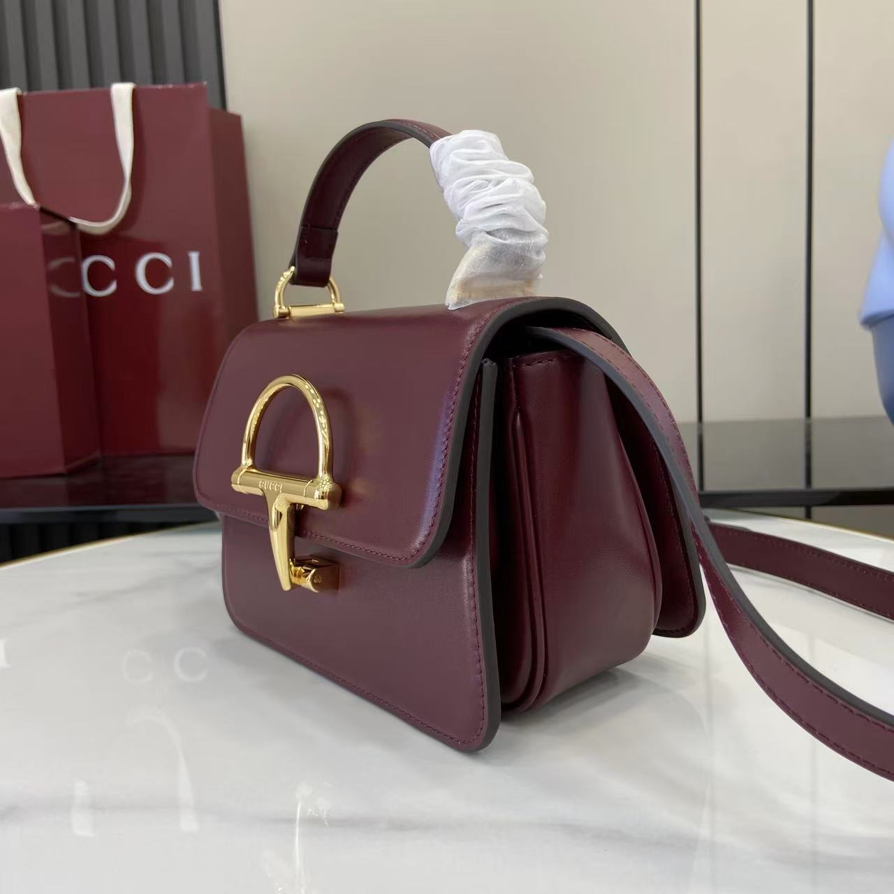 p750。《配全套原厂专柜包装》Gucci Siena系列焕新演绎品牌经典马衔扣元素，打造魅力手袋单品。这款手提包选用精细光面皮革匠心打造，挺括造型融蕴源自20世纪70年代的半马衔扣搭扣设计细节
安可拉红色光面皮革
金色调配件
安可拉红色皮革衬里
内部：3层接档，1个开口口袋
提手（6.5厘米高）
可拆卸可调节皮革肩带（高度：45厘米；长度：43厘米 - 47厘米）
半马衔扣造型按扣
型号：855536。
尺寸：19厘米（宽）x 13厘米（高）x 8.5厘米（深）
重量：约0.5千克
颜色：安可拉红色全皮。