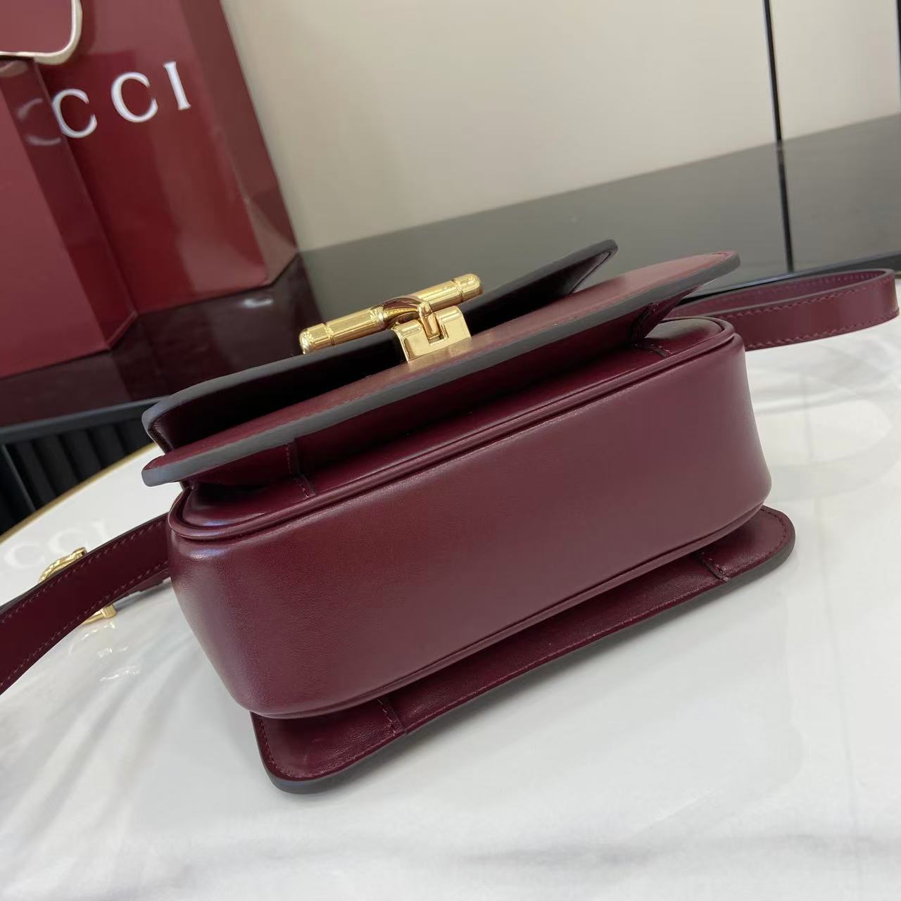 p750。《配全套原厂专柜包装》Gucci Siena系列焕新演绎品牌经典马衔扣元素，打造魅力手袋单品。这款手提包选用精细光面皮革匠心打造，挺括造型融蕴源自20世纪70年代的半马衔扣搭扣设计细节
安可拉红色光面皮革
金色调配件
安可拉红色皮革衬里
内部：3层接档，1个开口口袋
提手（6.5厘米高）
可拆卸可调节皮革肩带（高度：45厘米；长度：43厘米 - 47厘米）
半马衔扣造型按扣
型号：855536。
尺寸：19厘米（宽）x 13厘米（高）x 8.5厘米（深）
重量：约0.5千克
颜色：安可拉红色全皮。