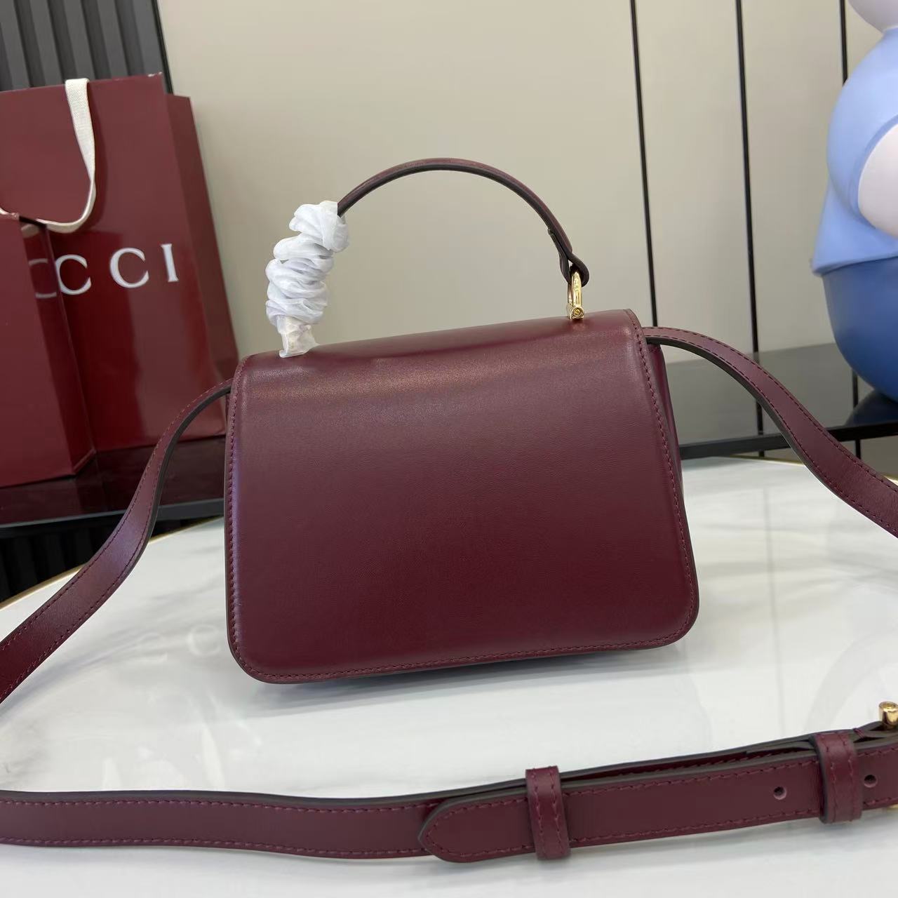 p750。《配全套原厂专柜包装》Gucci Siena系列焕新演绎品牌经典马衔扣元素，打造魅力手袋单品。这款手提包选用精细光面皮革匠心打造，挺括造型融蕴源自20世纪70年代的半马衔扣搭扣设计细节
安可拉红色光面皮革
金色调配件
安可拉红色皮革衬里
内部：3层接档，1个开口口袋
提手（6.5厘米高）
可拆卸可调节皮革肩带（高度：45厘米；长度：43厘米 - 47厘米）
半马衔扣造型按扣
型号：855536。
尺寸：19厘米（宽）x 13厘米（高）x 8.5厘米（深）
重量：约0.5千克
颜色：安可拉红色全皮。