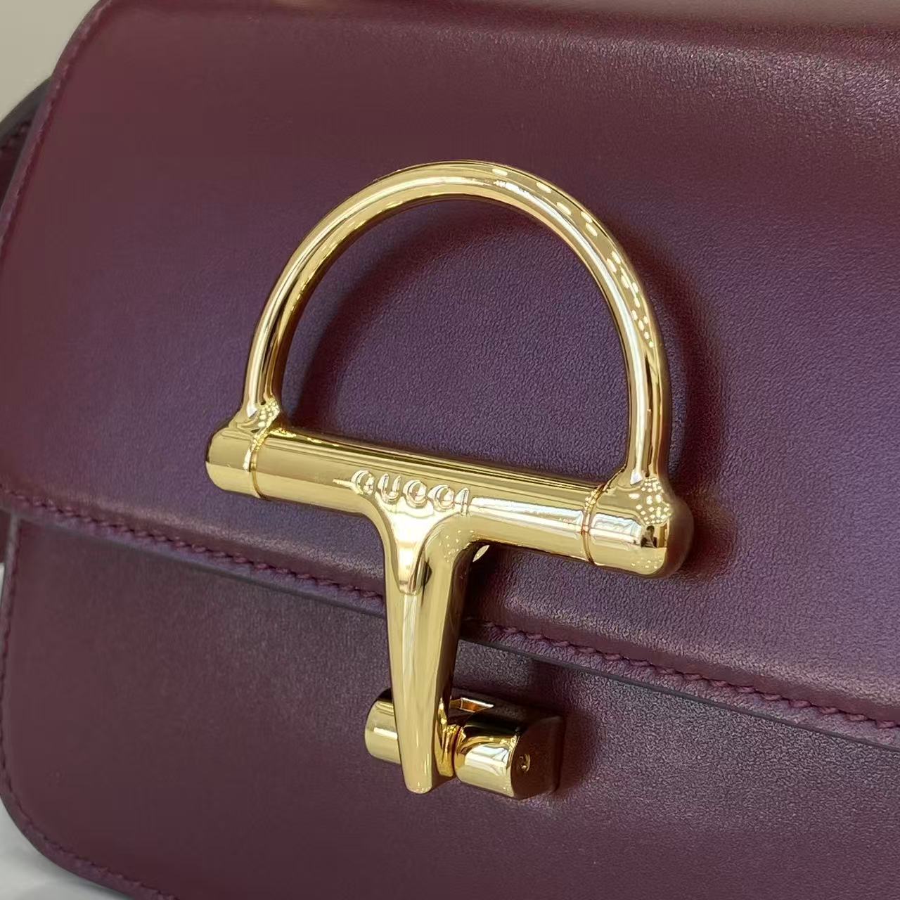 p750。《配全套原厂专柜包装》Gucci Siena系列焕新演绎品牌经典马衔扣元素，打造魅力手袋单品。这款手提包选用精细光面皮革匠心打造，挺括造型融蕴源自20世纪70年代的半马衔扣搭扣设计细节
安可拉红色光面皮革
金色调配件
安可拉红色皮革衬里
内部：3层接档，1个开口口袋
提手（6.5厘米高）
可拆卸可调节皮革肩带（高度：45厘米；长度：43厘米 - 47厘米）
半马衔扣造型按扣
型号：855536。
尺寸：19厘米（宽）x 13厘米（高）x 8.5厘米（深）
重量：约0.5千克
颜色：安可拉红色全皮。