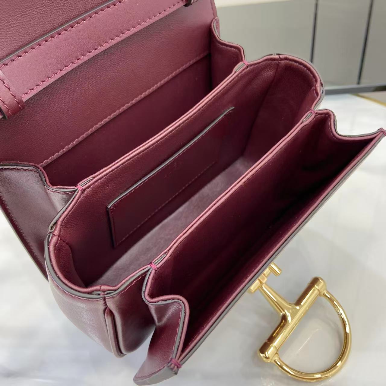 p750。《配全套原厂专柜包装》Gucci Siena系列焕新演绎品牌经典马衔扣元素，打造魅力手袋单品。这款手提包选用精细光面皮革匠心打造，挺括造型融蕴源自20世纪70年代的半马衔扣搭扣设计细节
安可拉红色光面皮革
金色调配件
安可拉红色皮革衬里
内部：3层接档，1个开口口袋
提手（6.5厘米高）
可拆卸可调节皮革肩带（高度：45厘米；长度：43厘米 - 47厘米）
半马衔扣造型按扣
型号：855536。
尺寸：19厘米（宽）x 13厘米（高）x 8.5厘米（深）
重量：约0.5千克
颜色：安可拉红色全皮。