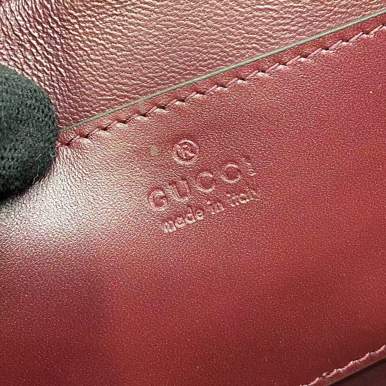 p750。《配全套原厂专柜包装》Gucci Siena系列焕新演绎品牌经典马衔扣元素，打造魅力手袋单品。这款手提包选用精细光面皮革匠心打造，挺括造型融蕴源自20世纪70年代的半马衔扣搭扣设计细节
安可拉红色光面皮革
金色调配件
安可拉红色皮革衬里
内部：3层接档，1个开口口袋
提手（6.5厘米高）
可拆卸可调节皮革肩带（高度：45厘米；长度：43厘米 - 47厘米）
半马衔扣造型按扣
型号：855536。
尺寸：19厘米（宽）x 13厘米（高）x 8.5厘米（深）
重量：约0.5千克
颜色：安可拉红色全皮。