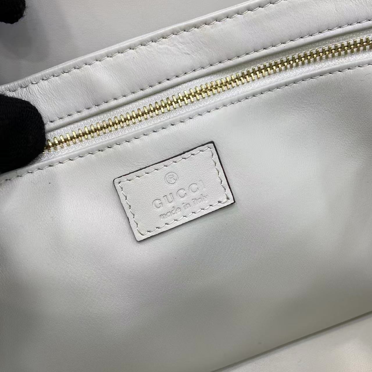 p810。《配全套原厂专柜包装》Gucci Siena系列焕新演绎品牌经典马衔扣元素，打造魅力手袋单品。这款手提包选用精细光面皮革匠心打造，挺括造型融蕴源自20世纪70年代的半马衔扣搭扣设计细节
白色光面皮革
金色调配件
白色皮革衬里
内部：3层接档，1个拉链口袋
提手（8厘米高）
可拆卸可调节皮革肩带（高度：46厘米 - 52厘米；长度：142厘米）
半马衔扣造型按扣
型号：855535。
尺寸：25.5厘米（宽）x 16厘米（高）x 9厘米（深）
重量：约0.75千克
颜色：白色全皮。