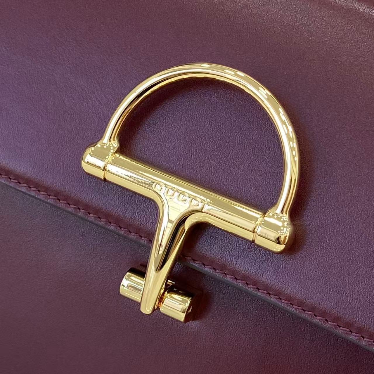 p810。《配全套原厂专柜包装》Gucci Siena系列焕新演绎品牌经典马衔扣元素，打造魅力手袋单品。这款手提包选用精细光面皮革匠心打造，挺括造型融蕴源自20世纪70年代的半马衔扣搭扣设计细节
安可拉红色光面皮革
金色调配件
安可拉红色皮革衬里
内部：3层接档，1个拉链口袋
提手（8厘米高）
可拆卸可调节皮革肩带（高度：46厘米 - 52厘米；长度：142厘米）
半马衔扣造型按扣
型号：855535。
尺寸：25.5厘米（宽）x 16厘米（高）x 9厘米（深）
重量：约0.75千克
颜色：安可拉红色全皮。