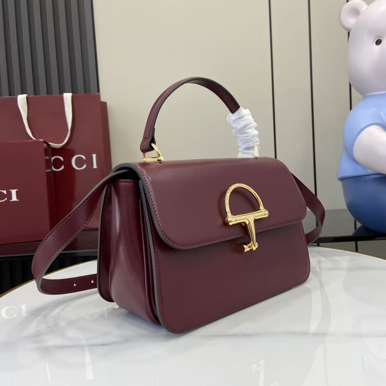 p810。《配全套原厂专柜包装》Gucci Siena系列焕新演绎品牌经典马衔扣元素，打造魅力手袋单品。这款手提包选用精细光面皮革匠心打造，挺括造型融蕴源自20世纪70年代的半马衔扣搭扣设计细节
安可拉红色光面皮革
金色调配件
安可拉红色皮革衬里
内部：3层接档，1个拉链口袋
提手（8厘米高）
可拆卸可调节皮革肩带（高度：46厘米 - 52厘米；长度：142厘米）
半马衔扣造型按扣
型号：855535。
尺寸：25.5厘米（宽）x 16厘米（高）x 9厘米（深）
重量：约0.75千克
颜色：安可拉红色全皮。
