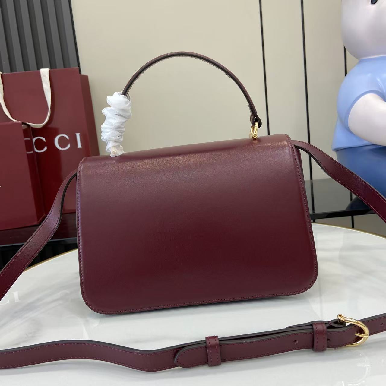 p810。《配全套原厂专柜包装》Gucci Siena系列焕新演绎品牌经典马衔扣元素，打造魅力手袋单品。这款手提包选用精细光面皮革匠心打造，挺括造型融蕴源自20世纪70年代的半马衔扣搭扣设计细节
安可拉红色光面皮革
金色调配件
安可拉红色皮革衬里
内部：3层接档，1个拉链口袋
提手（8厘米高）
可拆卸可调节皮革肩带（高度：46厘米 - 52厘米；长度：142厘米）
半马衔扣造型按扣
型号：855535。
尺寸：25.5厘米（宽）x 16厘米（高）x 9厘米（深）
重量：约0.75千克
颜色：安可拉红色全皮。