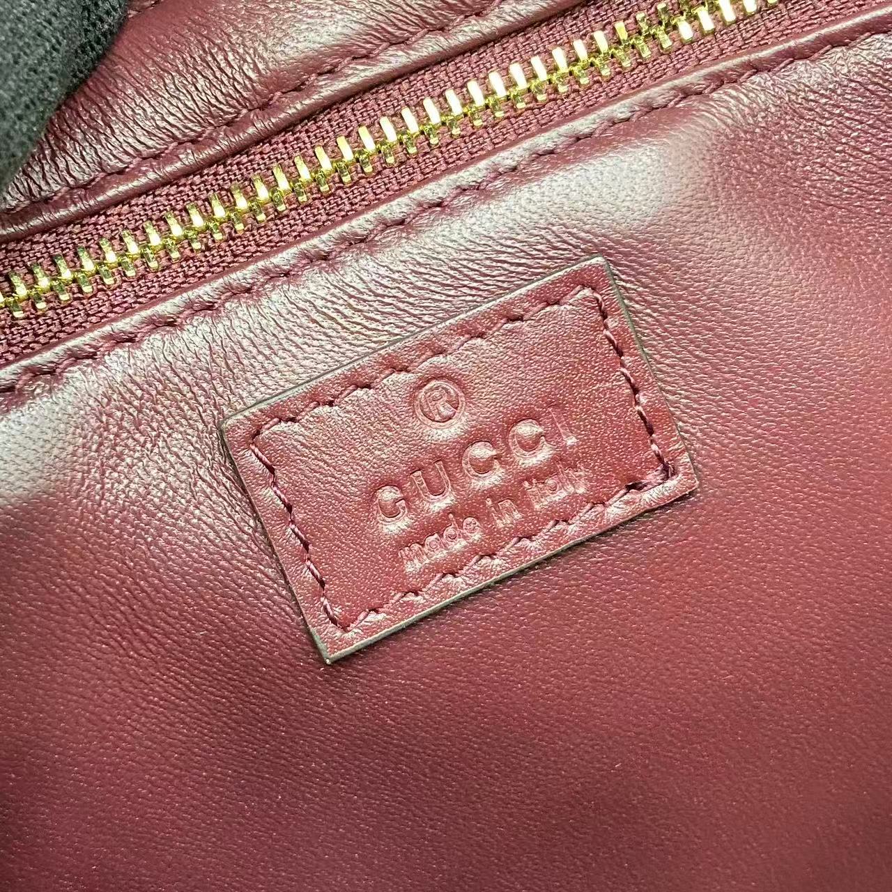 p810。《配全套原厂专柜包装》Gucci Siena系列焕新演绎品牌经典马衔扣元素，打造魅力手袋单品。这款手提包选用精细光面皮革匠心打造，挺括造型融蕴源自20世纪70年代的半马衔扣搭扣设计细节
安可拉红色光面皮革
金色调配件
安可拉红色皮革衬里
内部：3层接档，1个拉链口袋
提手（8厘米高）
可拆卸可调节皮革肩带（高度：46厘米 - 52厘米；长度：142厘米）
半马衔扣造型按扣
型号：855535。
尺寸：25.5厘米（宽）x 16厘米（高）x 9厘米（深）
重量：约0.75千克
颜色：安可拉红色全皮。