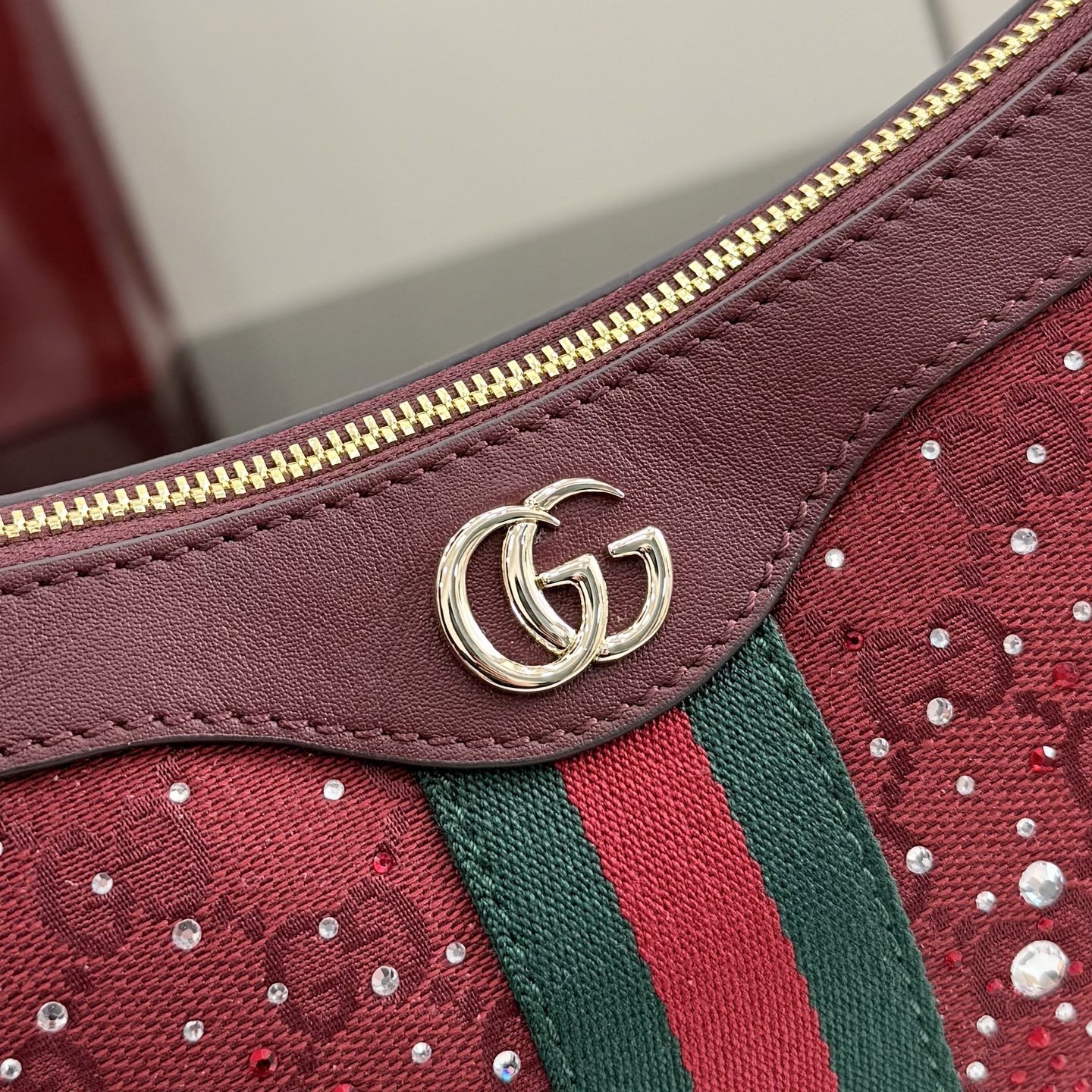 Gucci Ophidia系列以标志性条纹织带与浅金色调双G标识致敬品牌传承