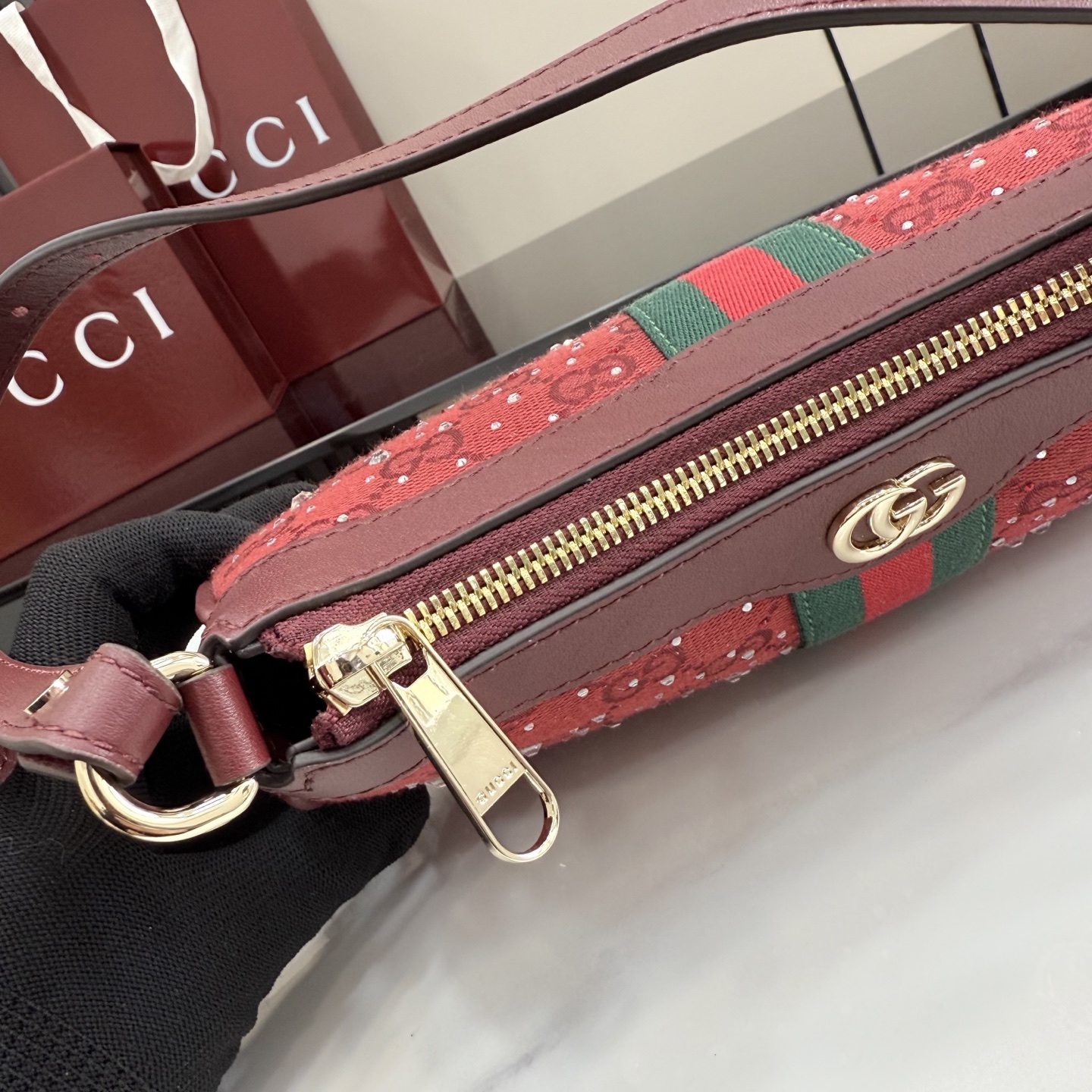Gucci Ophidia系列以标志性条纹织带与浅金色调双G标识致敬品牌传承
