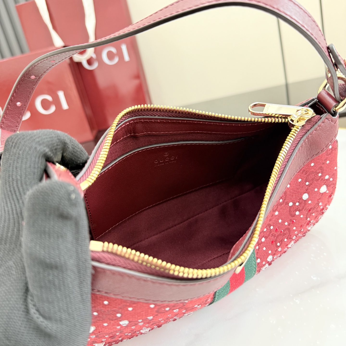 Gucci Ophidia系列以标志性条纹织带与浅金色调双G标识致敬品牌传承