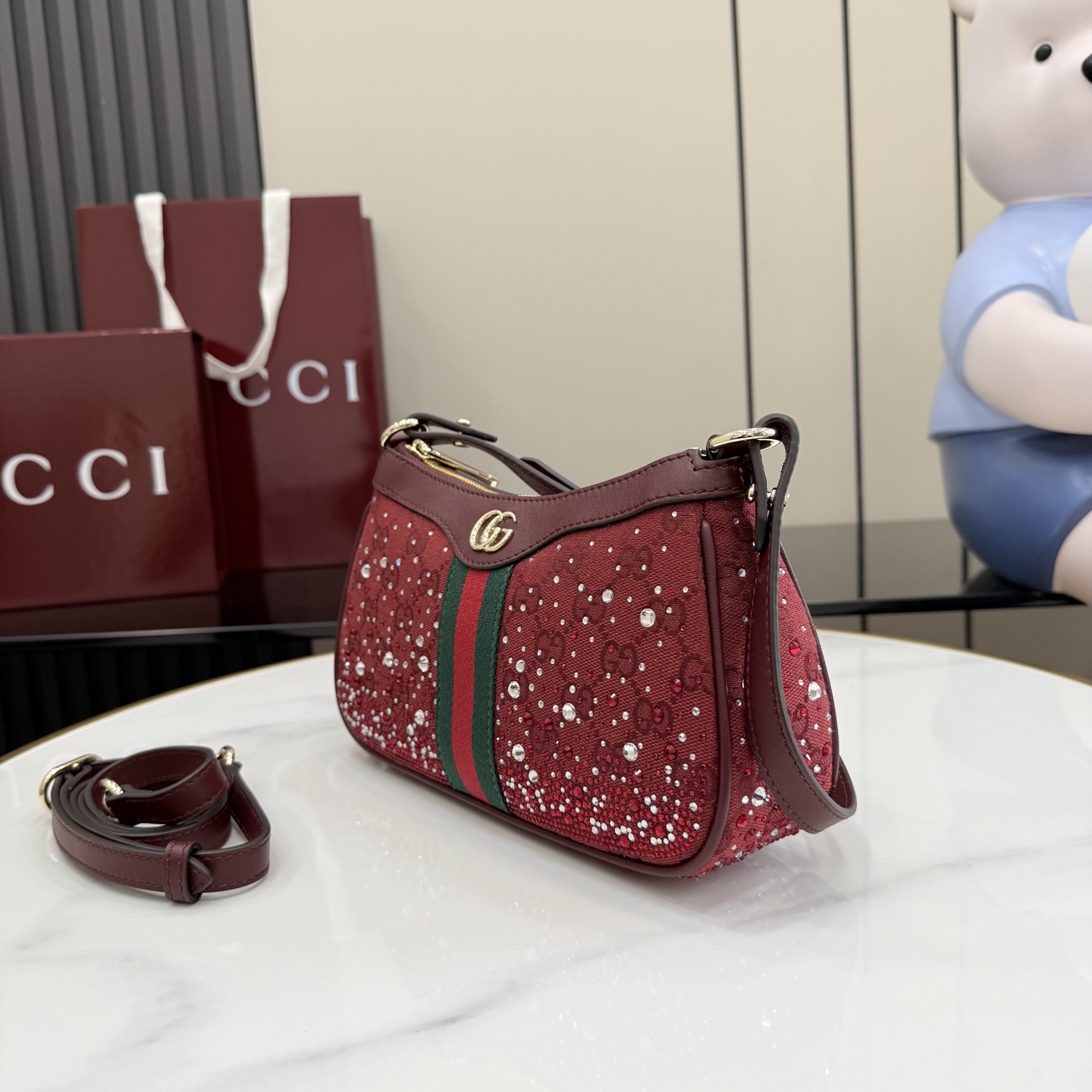 Gucci Ophidia系列以标志性条纹织带与浅金色调双G标识致敬品牌传承