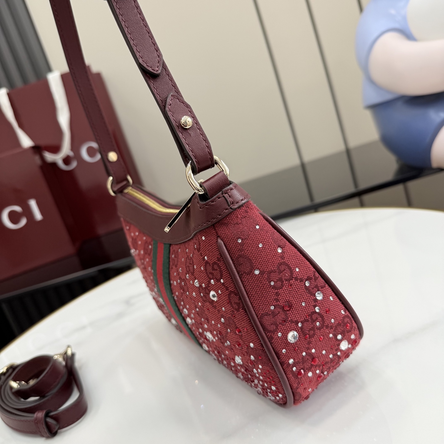 Gucci Ophidia系列以标志性条纹织带与浅金色调双G标识致敬品牌传承