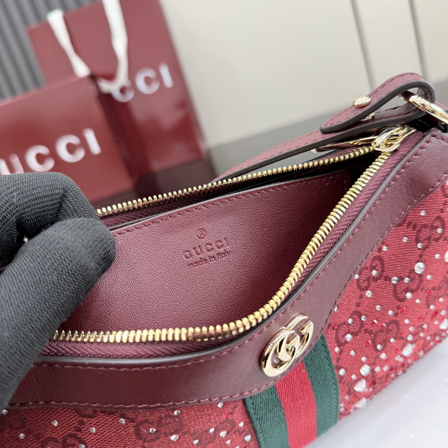 Gucci Ophidia系列以标志性条纹织带与浅金色调双G标识致敬品牌传承