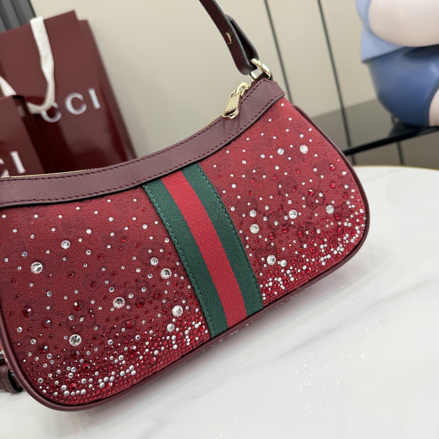 Gucci Ophidia系列以标志性条纹织带与浅金色调双G标识致敬品牌传承