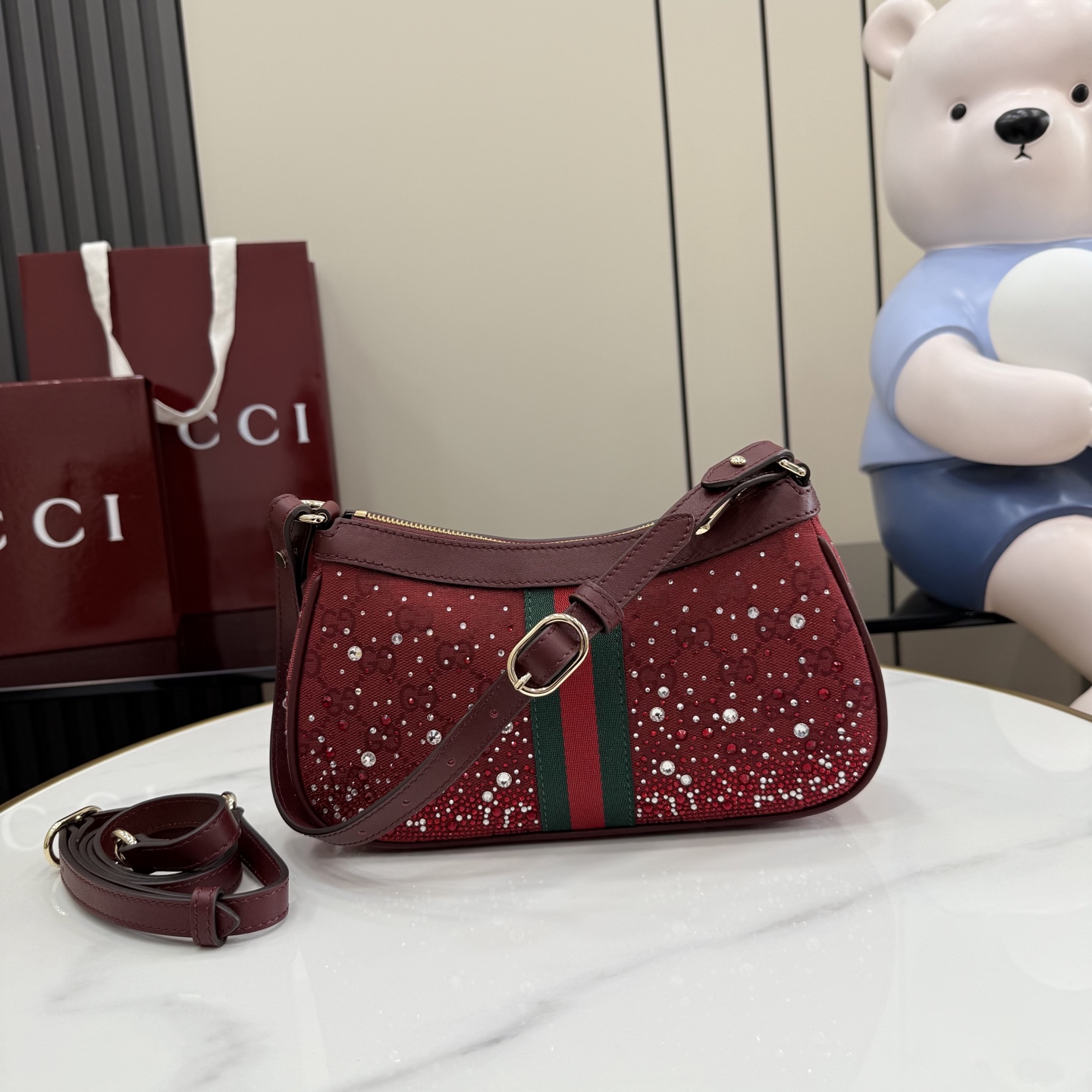 Gucci Ophidia系列以标志性条纹织带与浅金色调双G标识致敬品牌传承