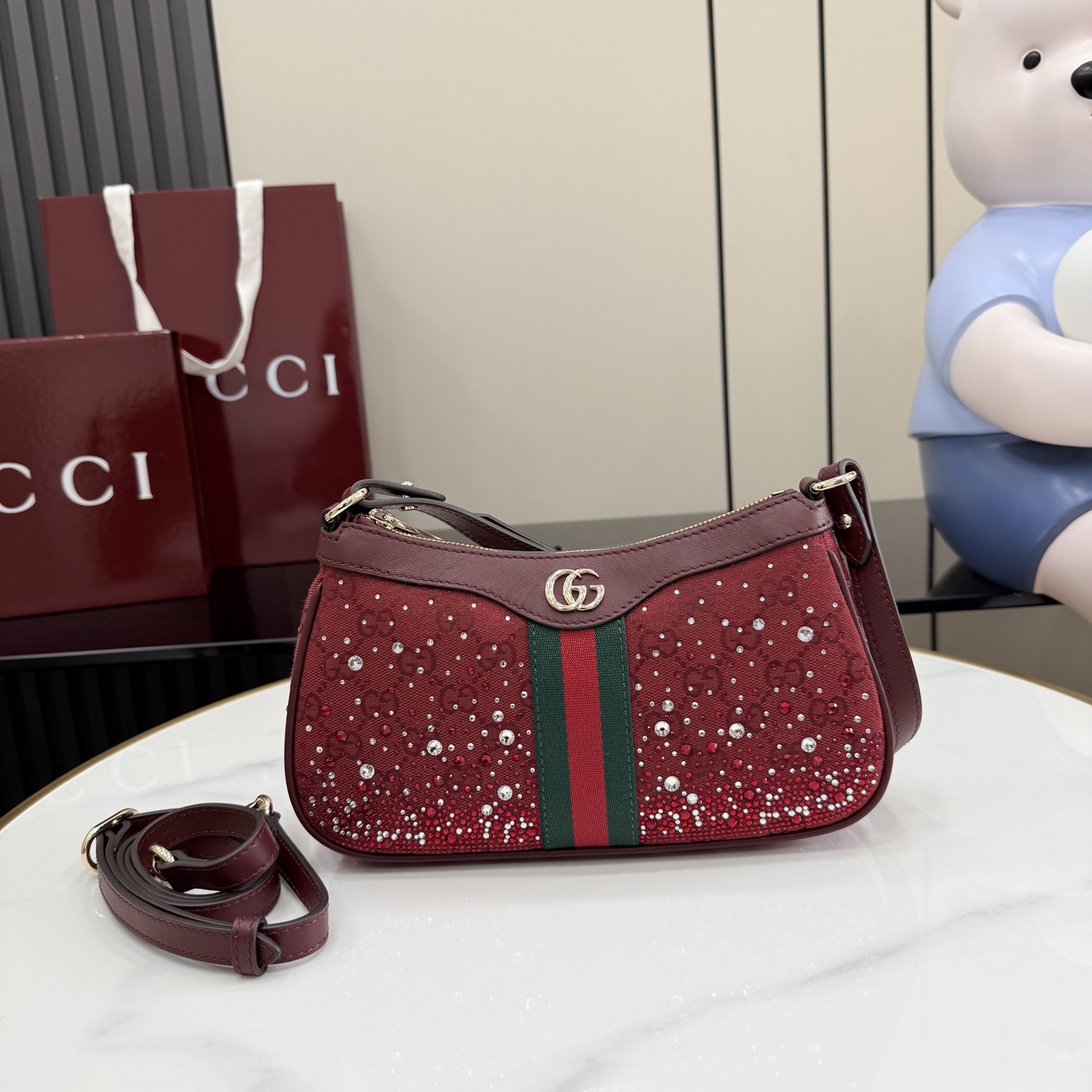 Gucci Ophidia系列以标志性条纹织带与浅金色调双G标识致敬品牌传承