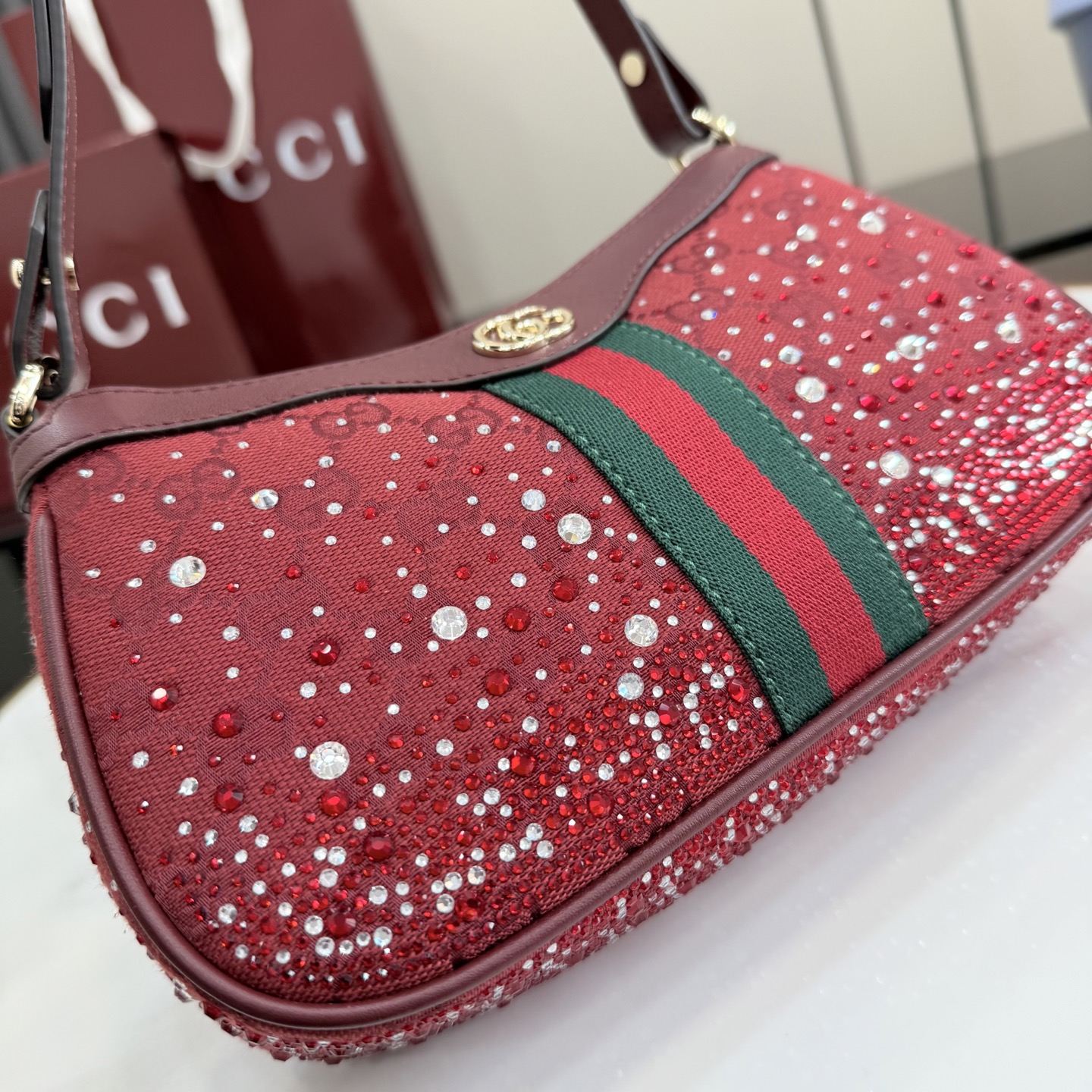 Gucci Ophidia系列以标志性条纹织带与浅金色调双G标识致敬品牌传承