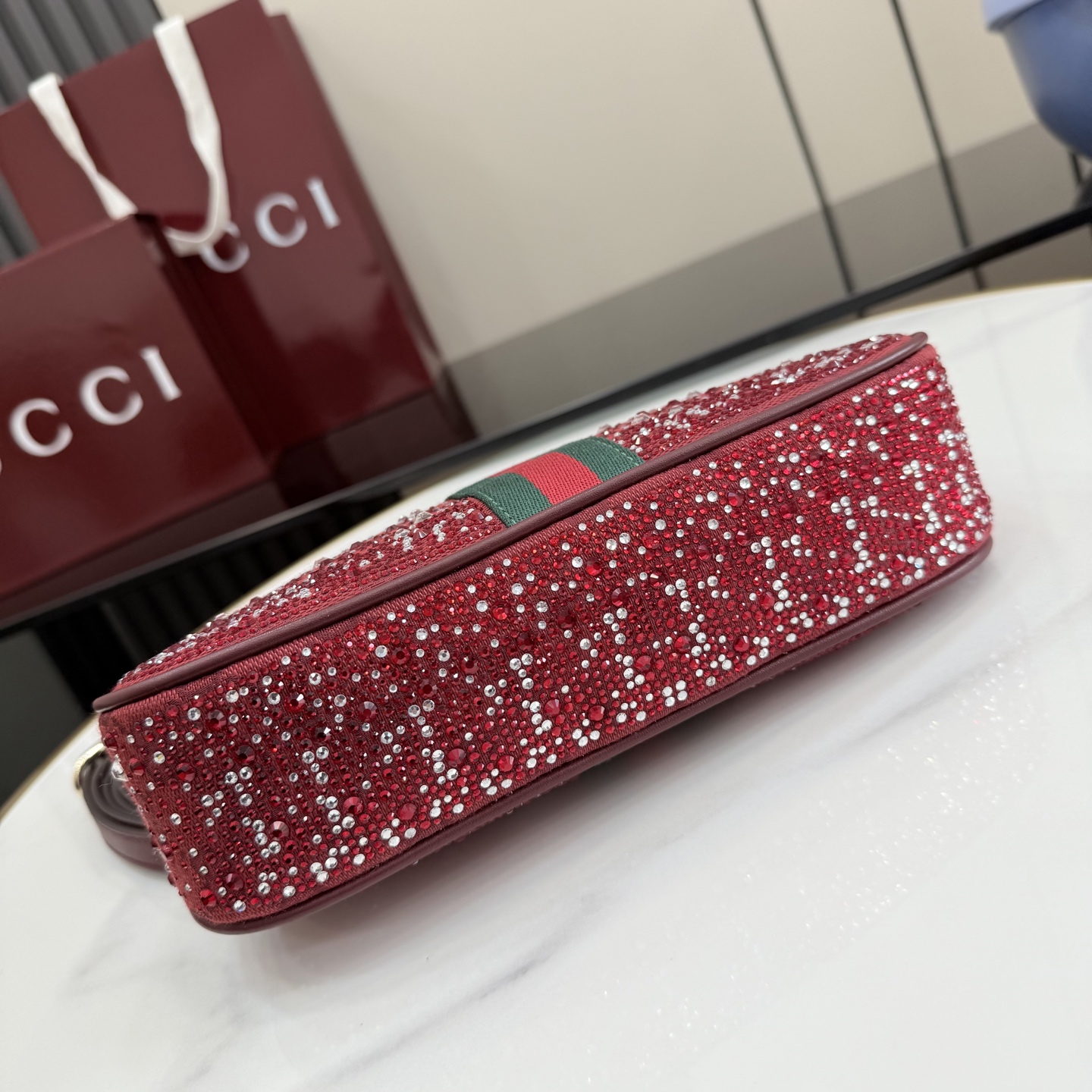 Gucci Ophidia系列以标志性条纹织带与浅金色调双G标识致敬品牌传承