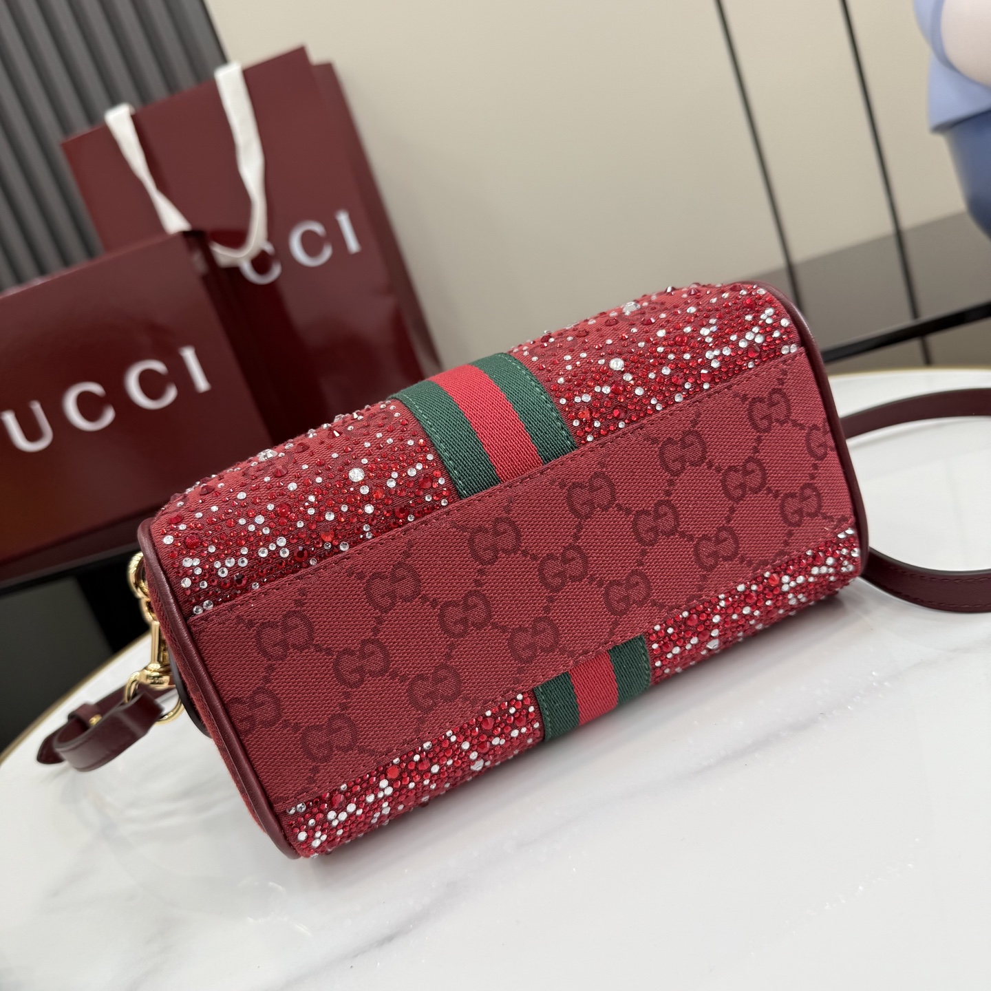 Gucci Ophidia系列以标志性条纹织带与浅金色调双G标识致敬品牌传承