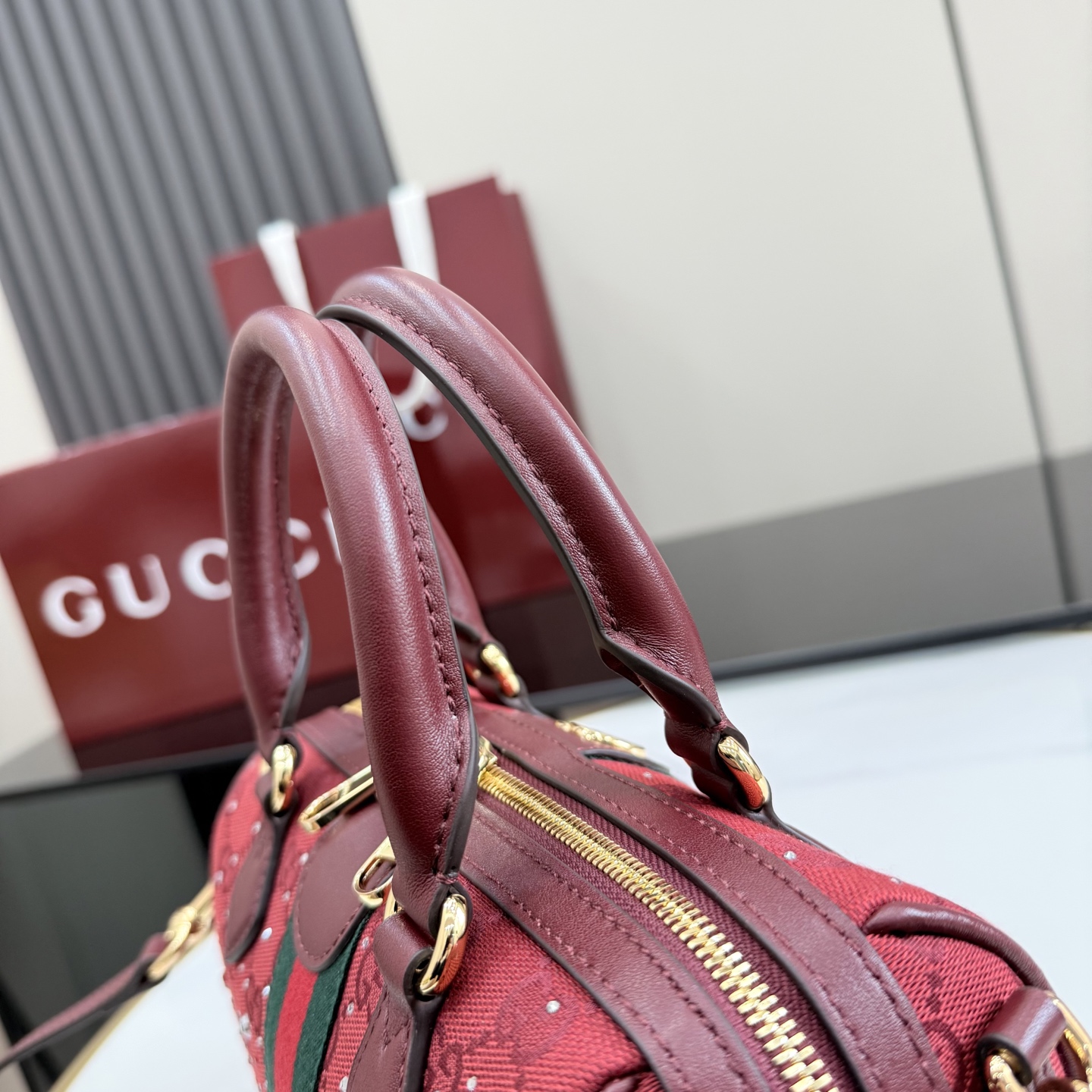 Gucci Ophidia系列以标志性条纹织带与浅金色调双G标识致敬品牌传承