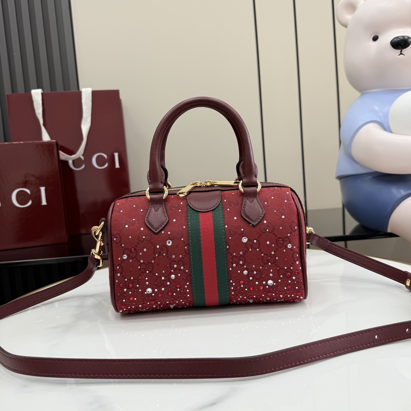 Gucci Ophidia系列以标志性条纹织带与浅金色调双G标识致敬品牌传承