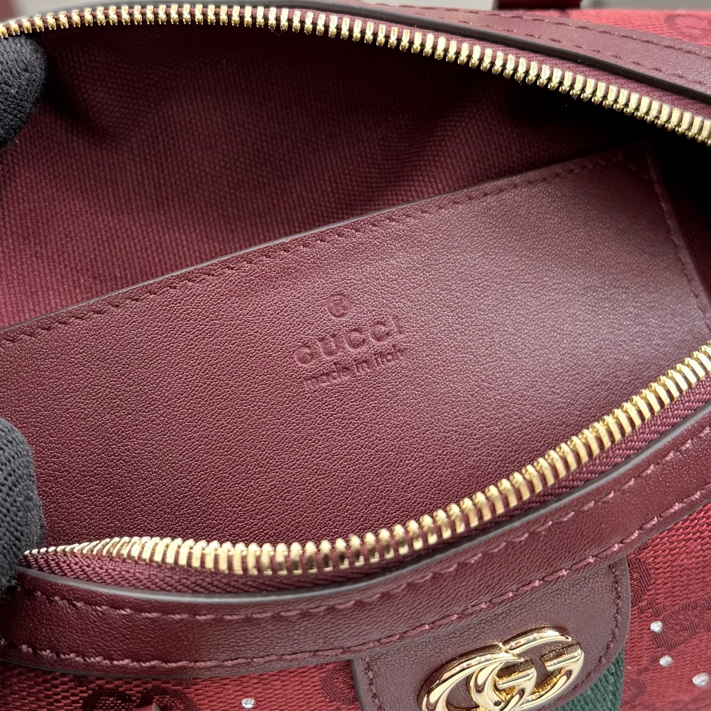 Gucci Ophidia系列以标志性条纹织带与浅金色调双G标识致敬品牌传承