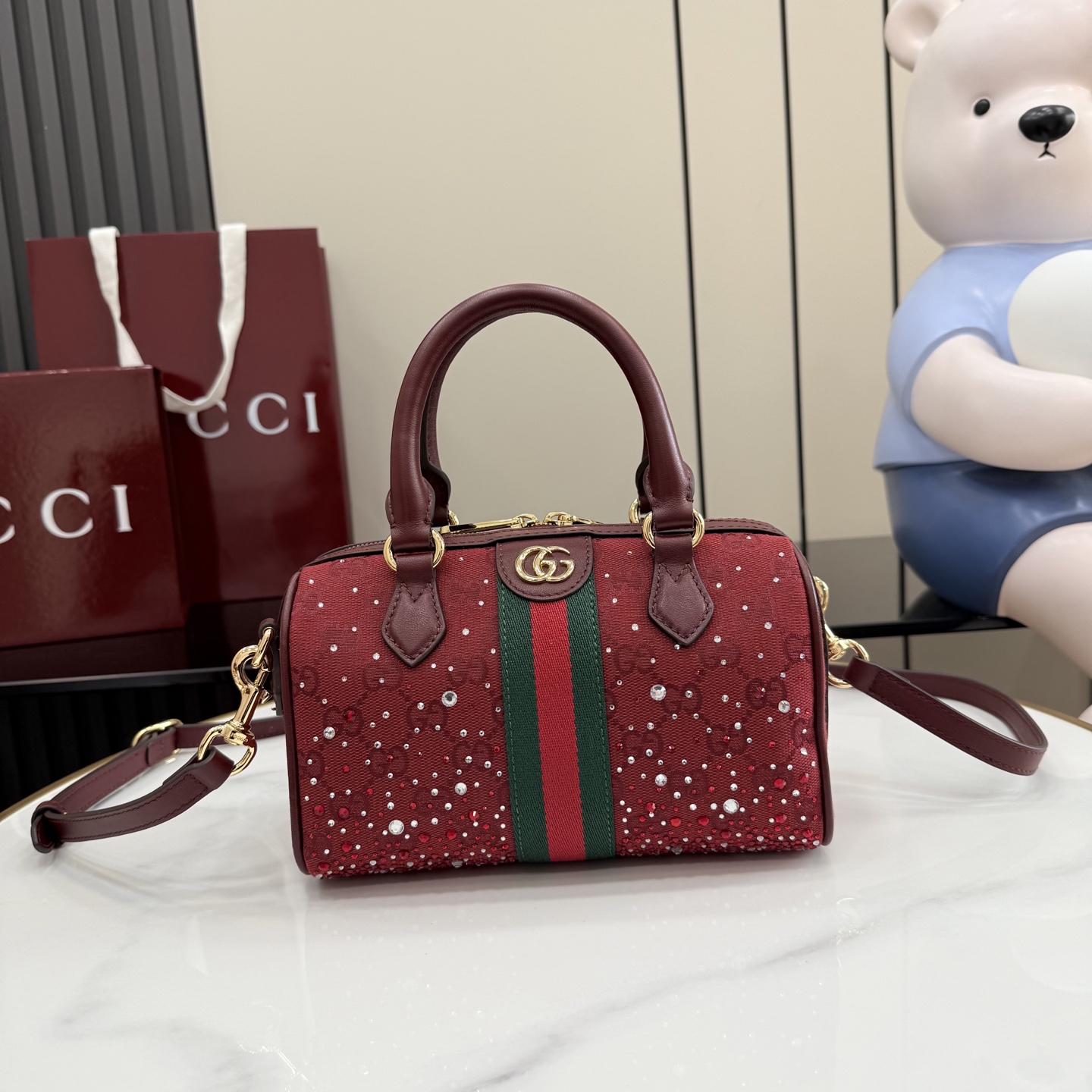 Gucci Ophidia系列以标志性条纹织带与浅金色调双G标识致敬品牌传承
