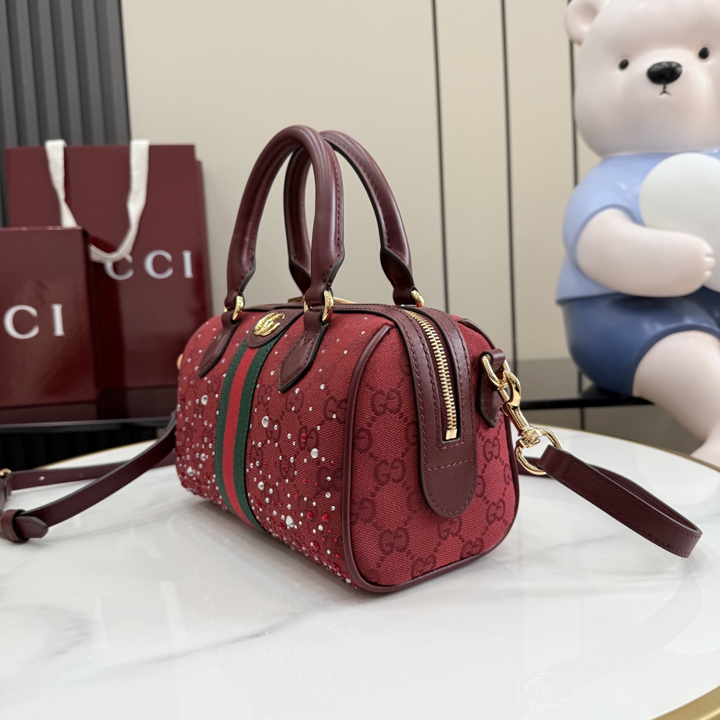 Gucci Ophidia系列以标志性条纹织带与浅金色调双G标识致敬品牌传承
