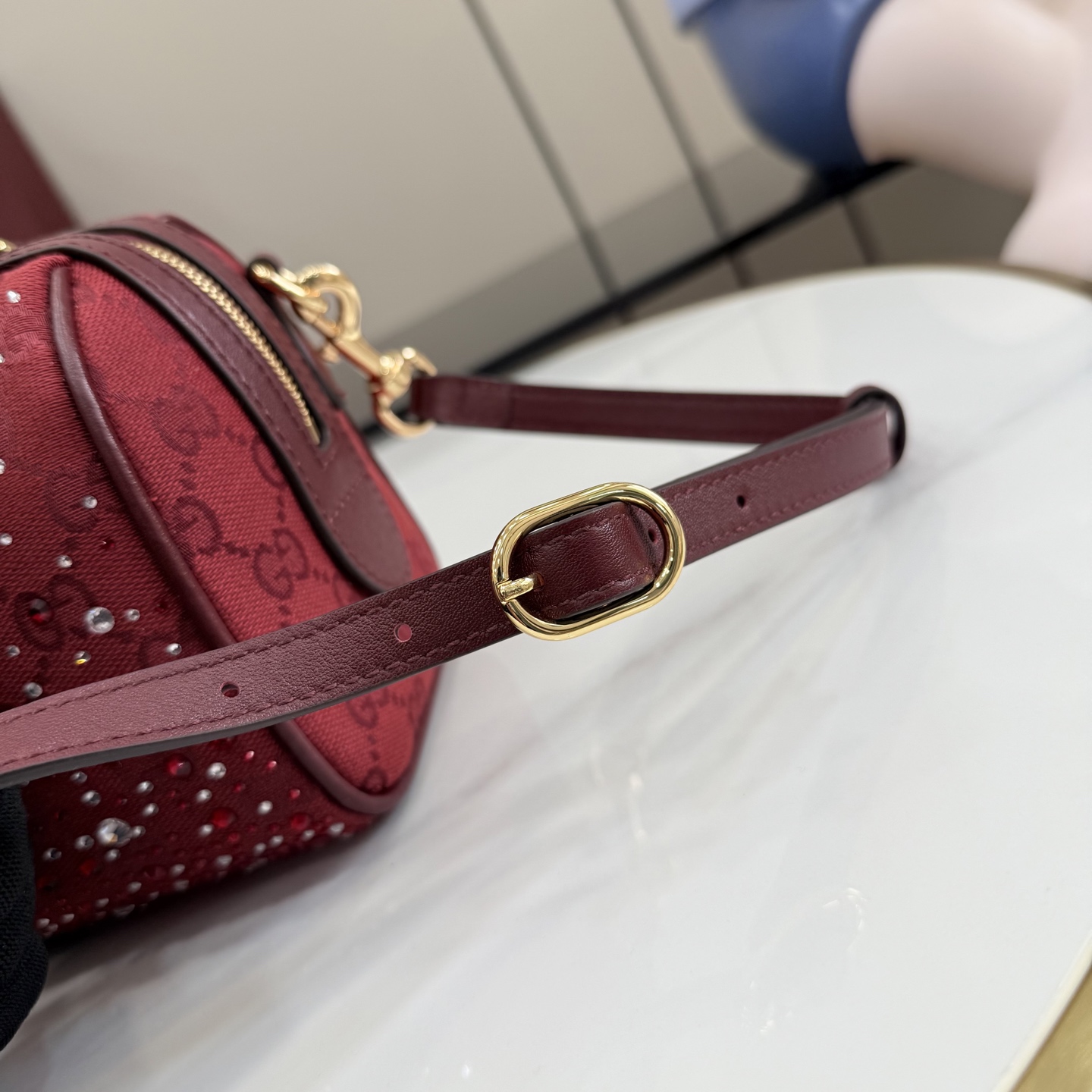 Gucci Ophidia系列以标志性条纹织带与浅金色调双G标识致敬品牌传承